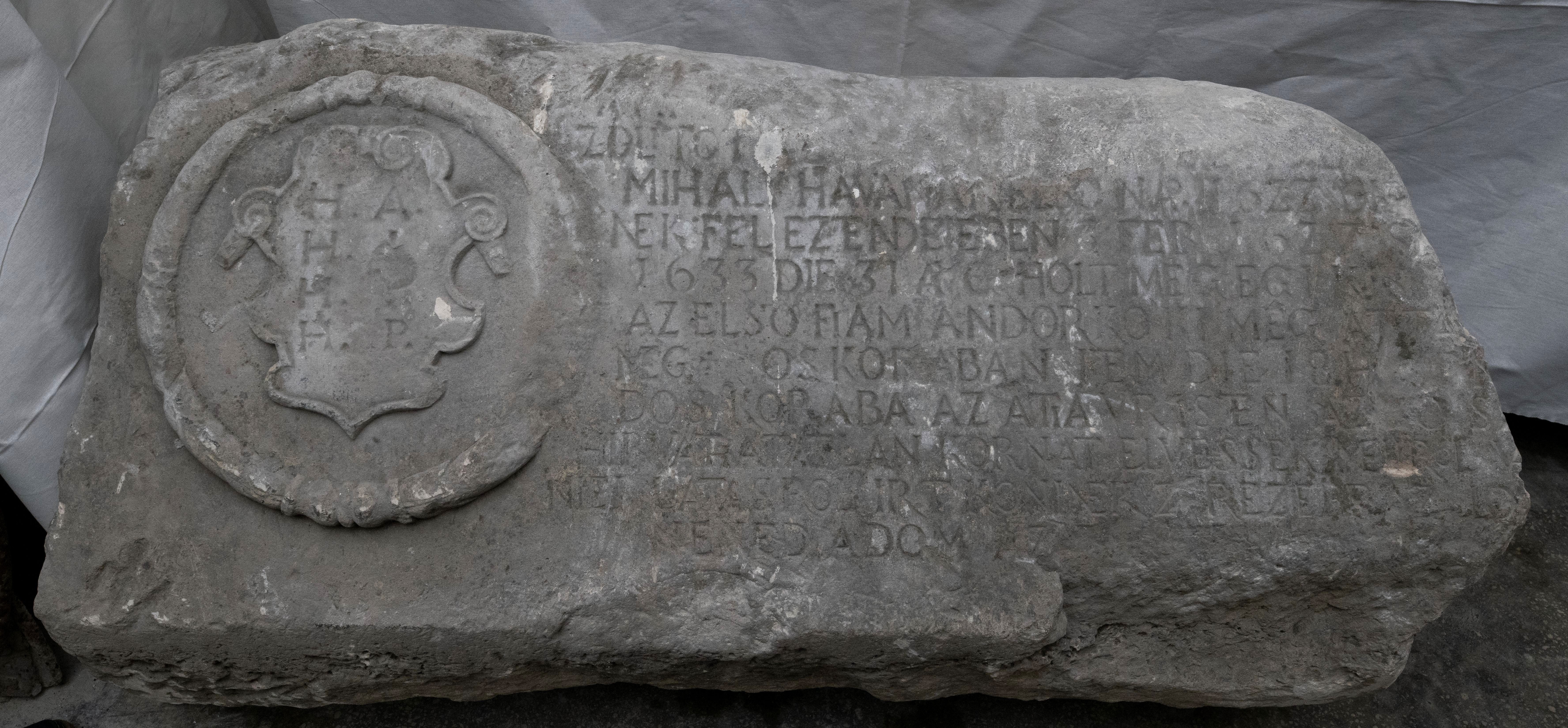 Monumentul funerar de formă prismatică a copiilor lui H.