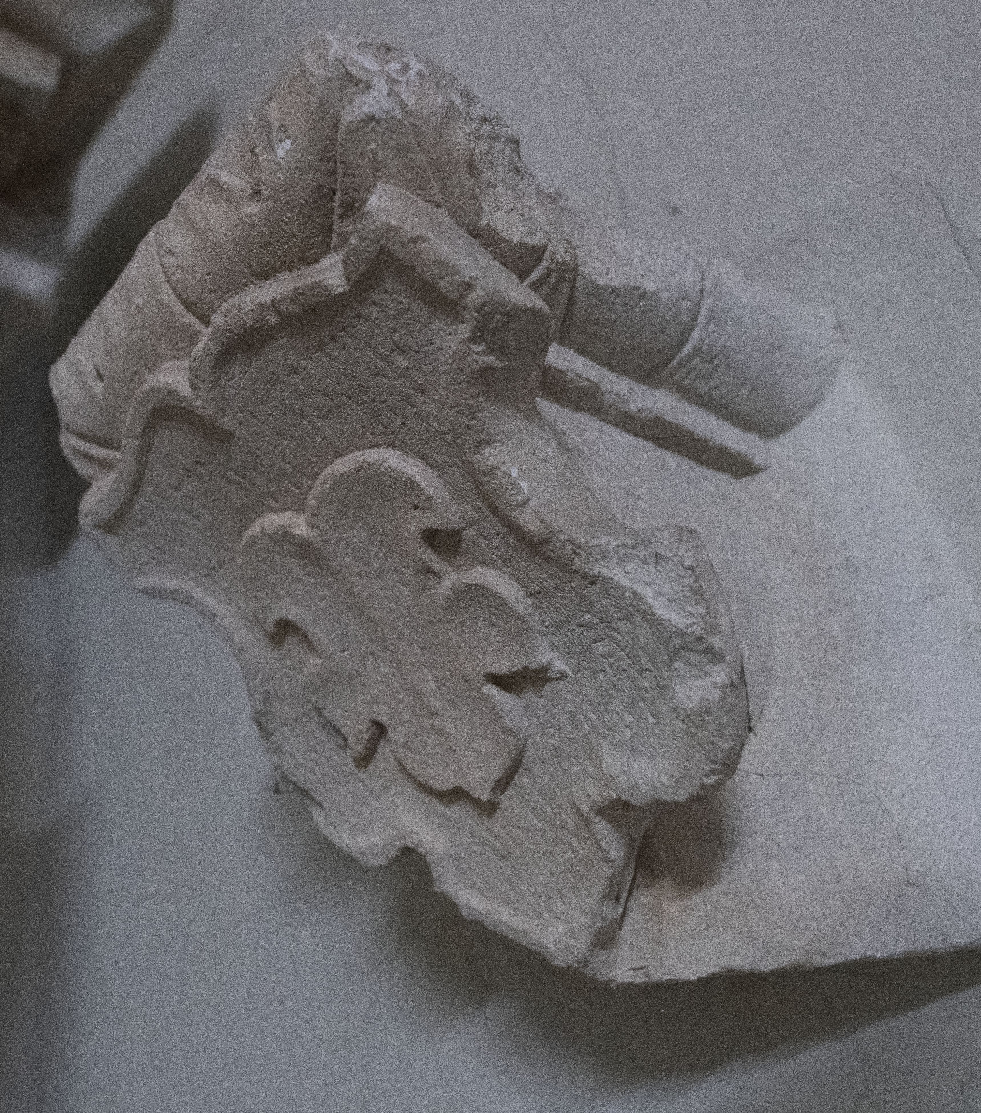 Consolă renascentistă decorată cu relieful unei frunze stilizate