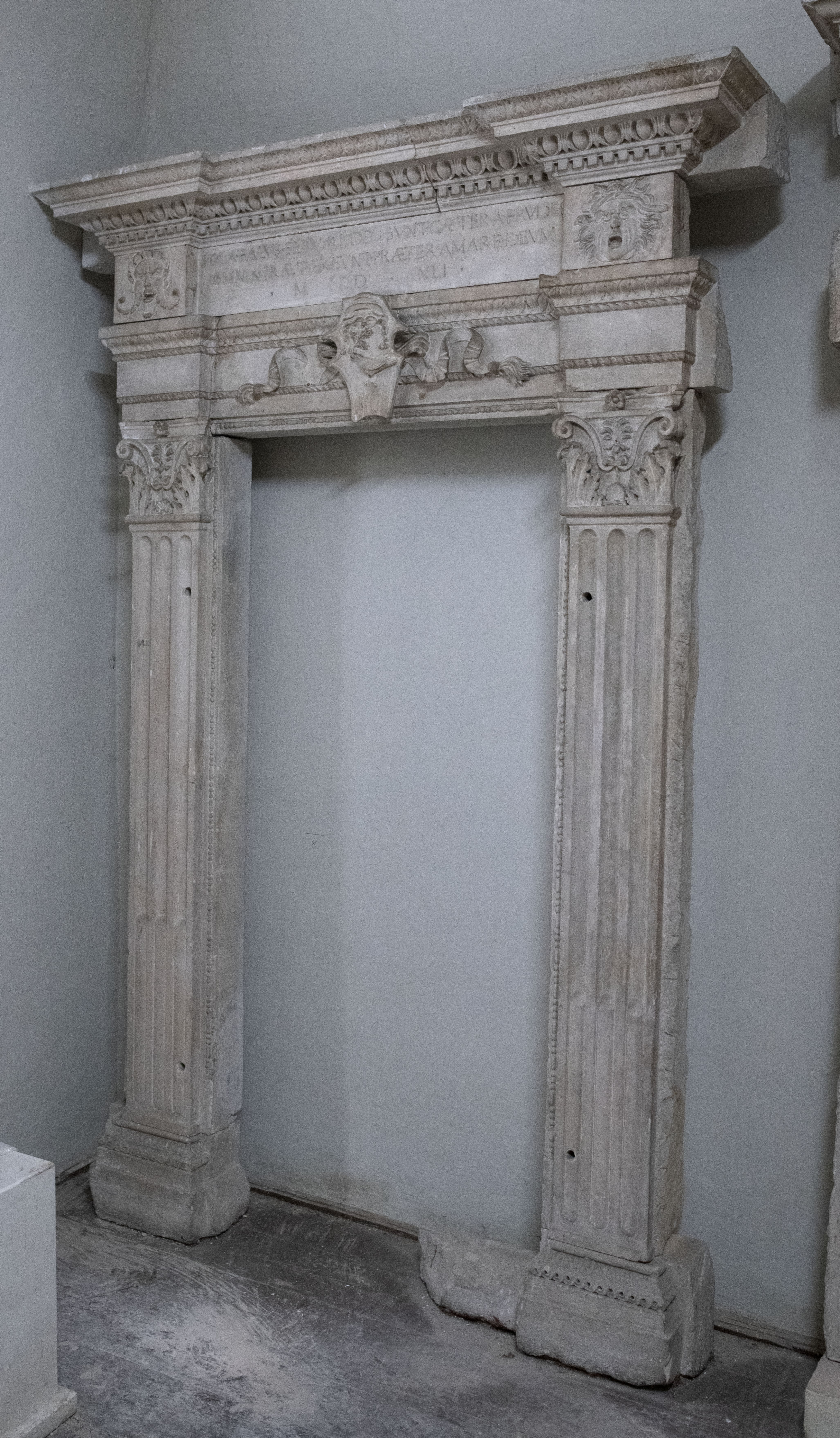 Portal renascentist decorat cu măști grotești