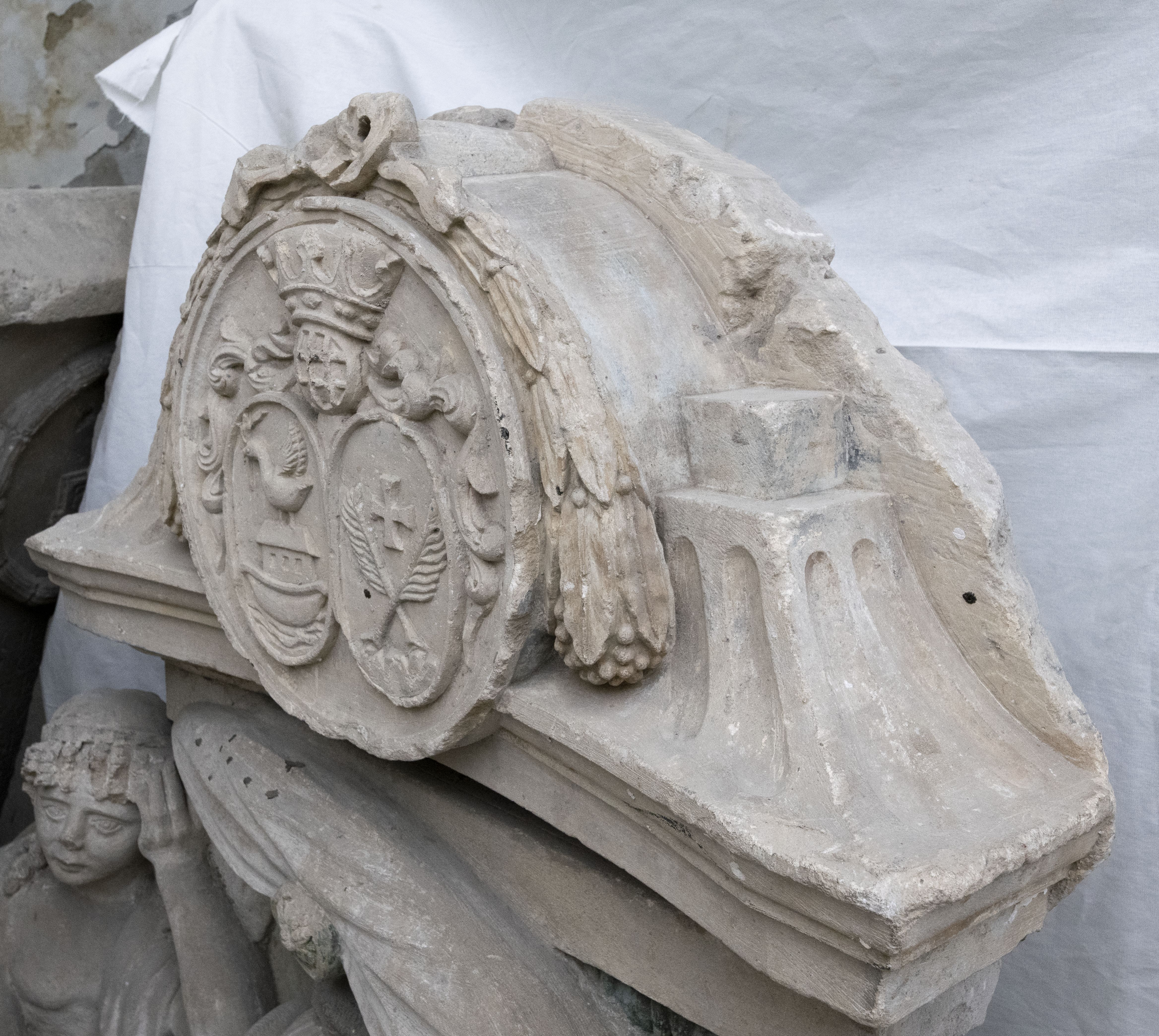 Monumentul funerar a doamnei Márton Bogdánffy, născută Augusta Seifer (fragment)t