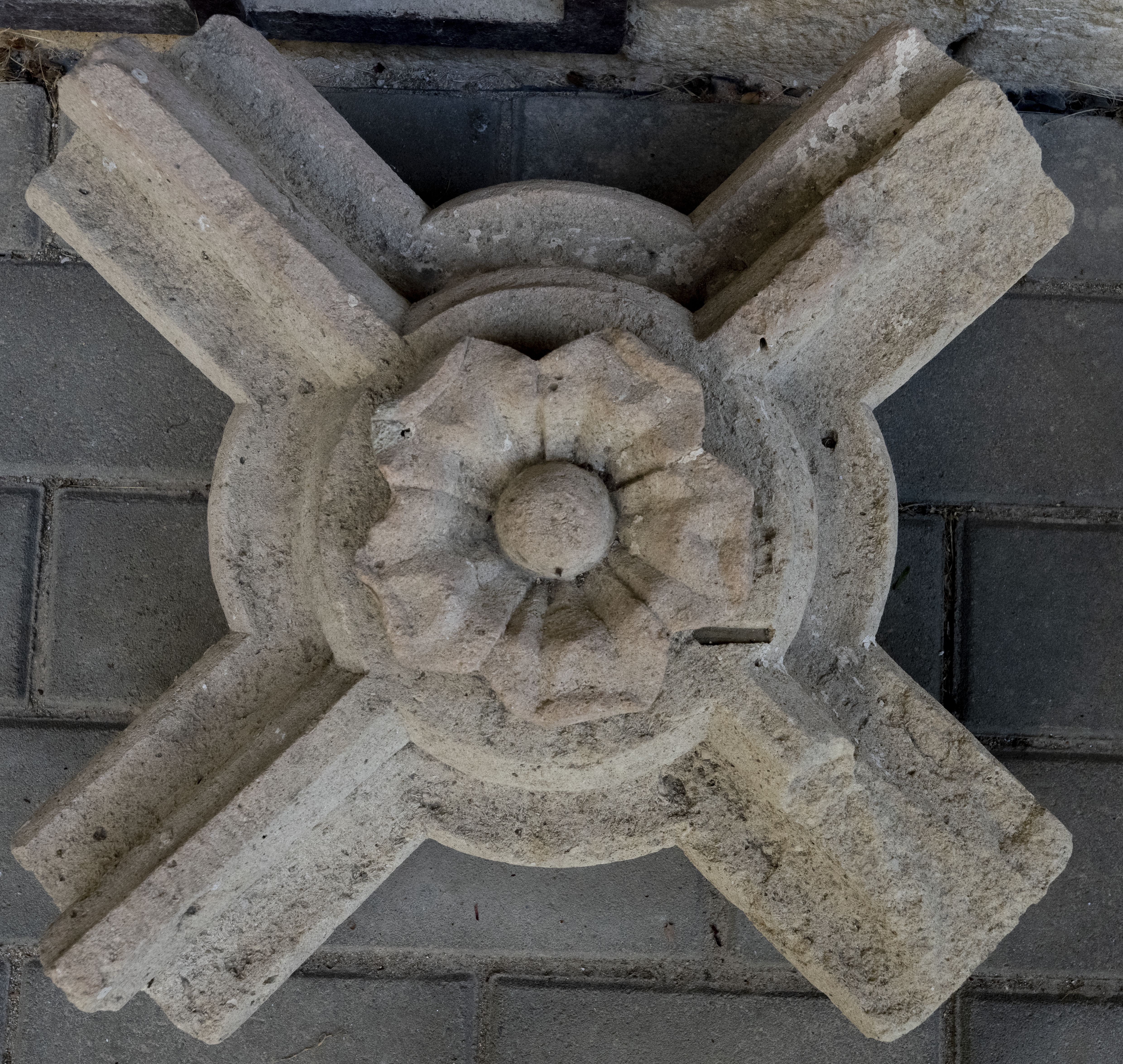 Cheie de boltă gotică decorată cu relieful unei rozete