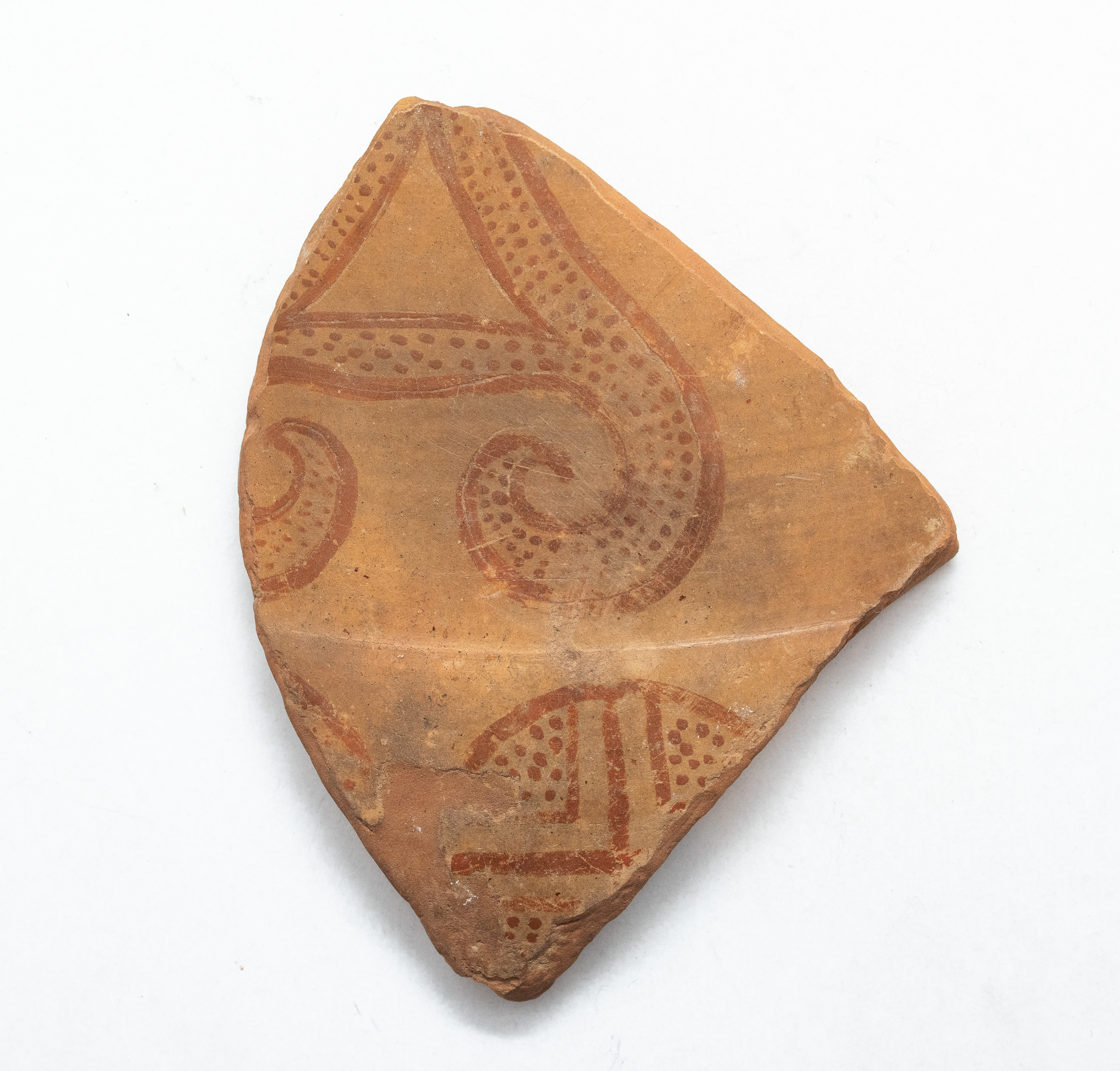 Fragment ceramic ce provine de la un vas ornamentat cu motive geometrice realizate cu vopsea roșiatică pe angoba alb-gălbuie. Tehnica de realizare a fost inspirată de produsele elenistice (stilul Hadra). Motivul decorativ se înscrie în linia stilului figurativ specific ceramicii pictate din zona Sarmizegetusei Regia. Acest vas avea atât rol funcțional, cât și decorativ.