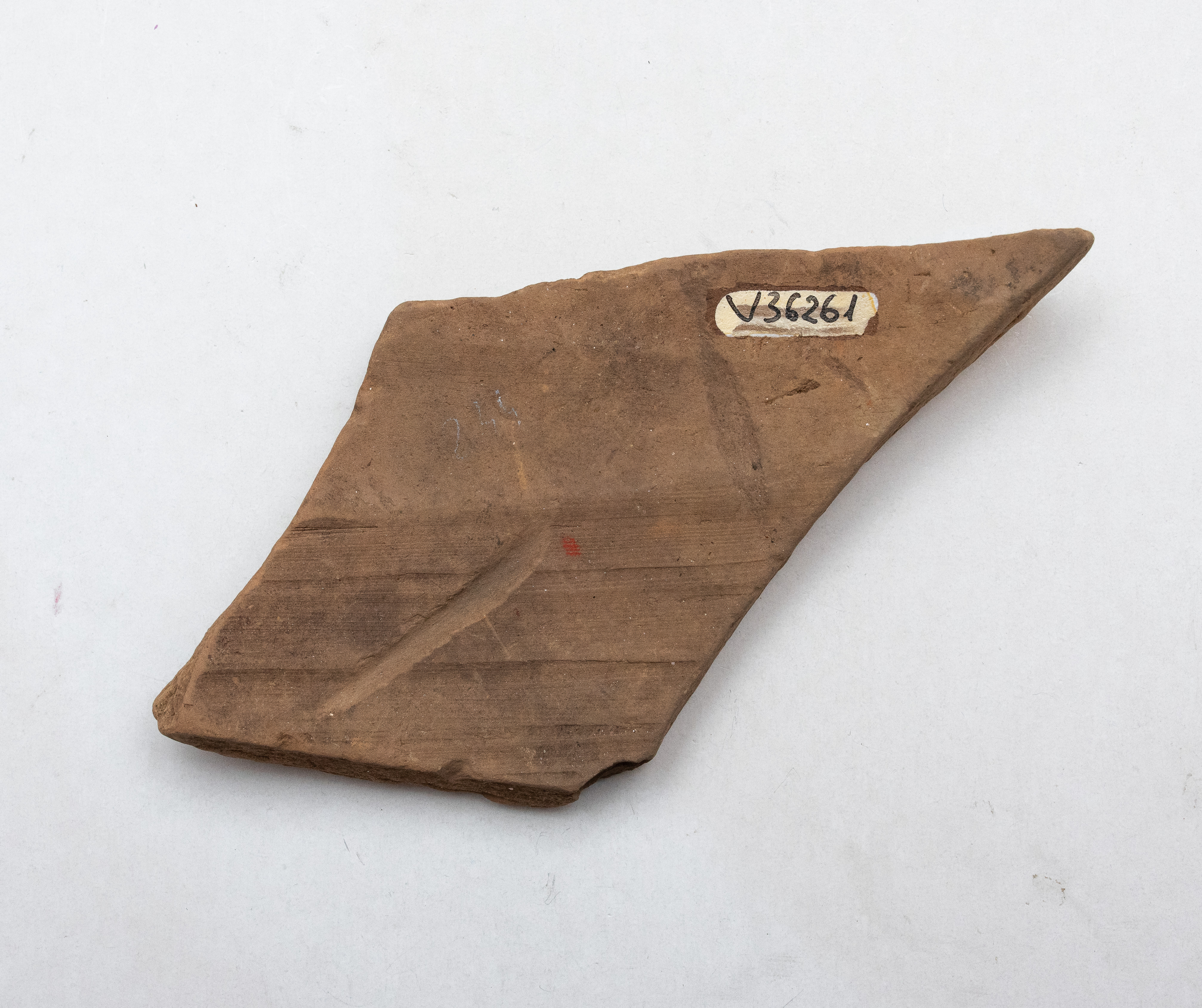 Fragment ceramic ce provine de la un vas ornamentat cu motive geometrice realizate cu vopsea brun-roșiatică pe angoba alb-gălbuie; prezintă urme de ardere secundară. Tehnica de realizare a fost inspirată de produsele elenistice (stilul Hadra). Motivul decorativ se înscrie în linia stilului figurativ specific ceramicii pictate din zona Sarmizegetusei Regia. Acest vas avea atât rol funcțional, cât și decorativ.