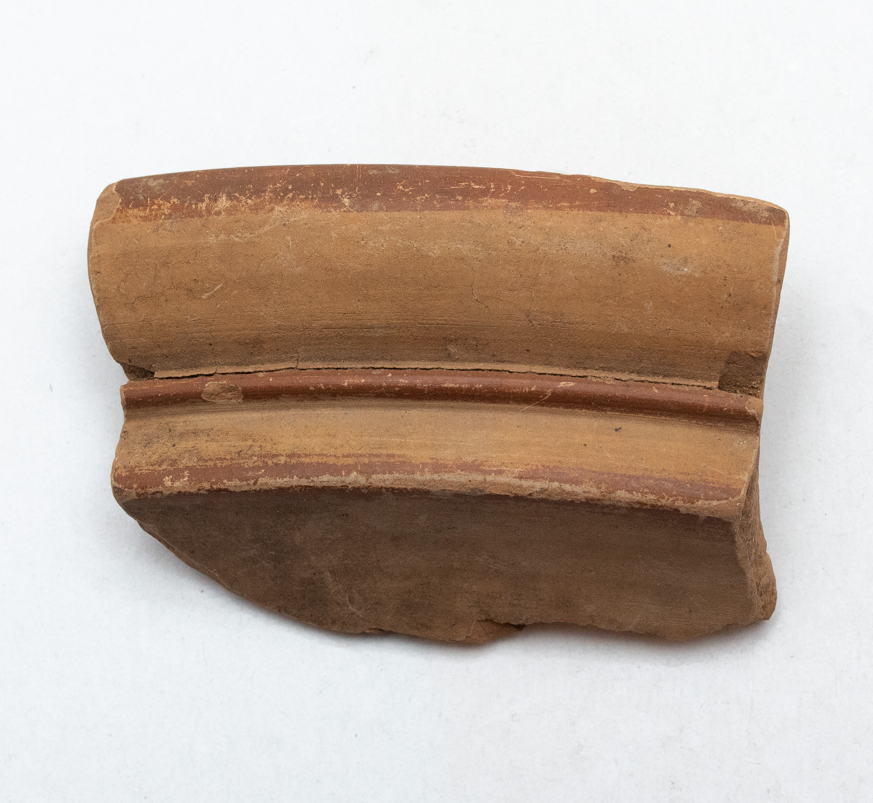 Fragment ceramic - - buză în trepte (acestea au fost marcate cu vopsea) - ce provine de la un vas ornamentat cu motive realizate cu vopsea brun-roșiatică pe angoba alb-gălbuie. Tehnica de realizare a fost inspirată de produsele elenistice (stilul Hadra). Motivul decorativ se înscrie în linia stilului figurativ specific ceramicii pictate din zona Sarmizegetusei Regia. Acest vas avea atât rol funcțional, cât și decorativ.