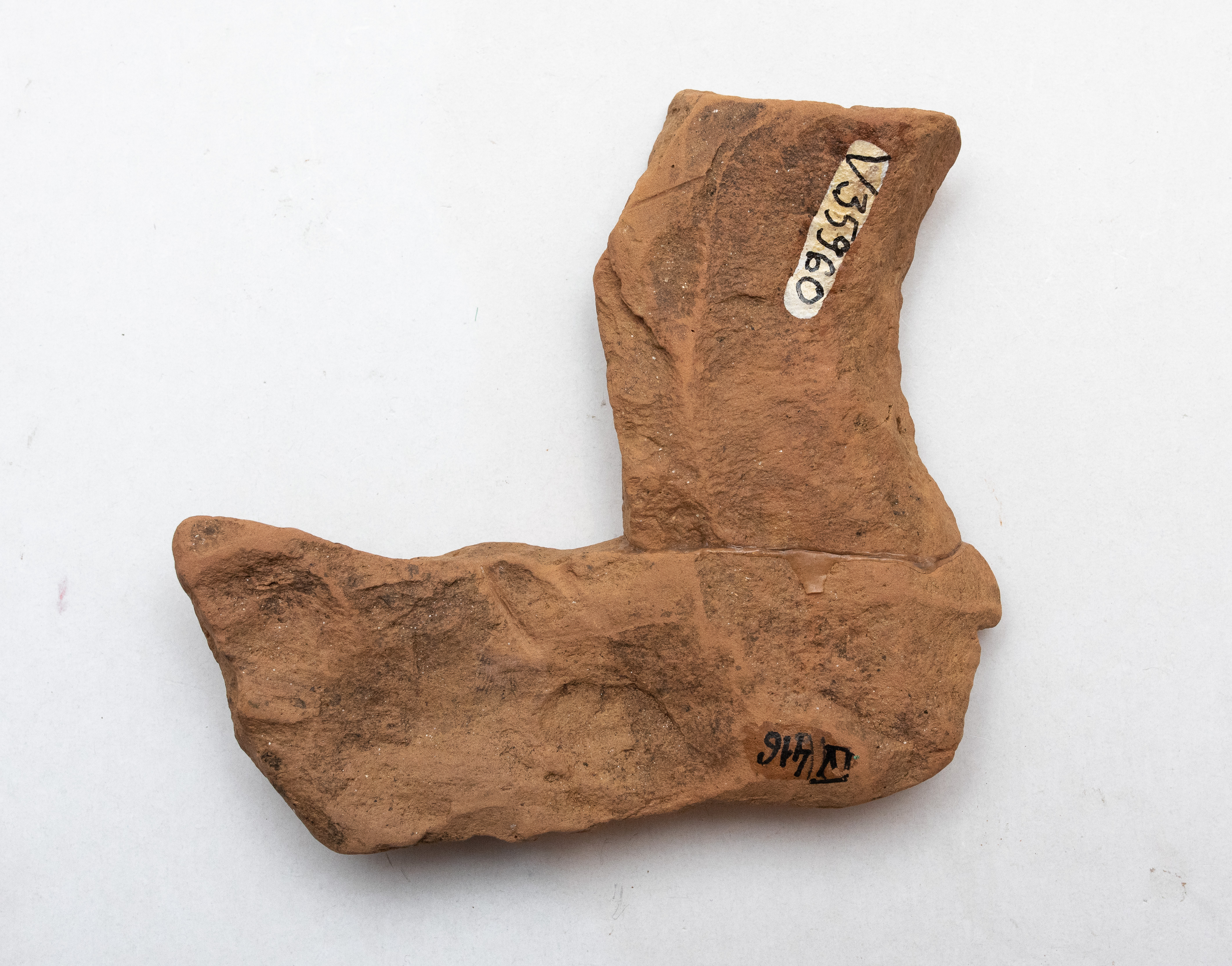 Fragment ceramic ce provine de la un vas ornamentat cu motive geometrice realizate cu vopsea brun-roșiatică pe angoba alb-gălbuie. Tehnica de realizare a fost inspirată de produsele elenistice (stilul Hadra). Motivul decorativ se înscrie în linia stilului figurativ specific ceramicii pictate din zona Sarmizegetusei Regia. Acest vas avea atât rol funcțional, cât și decorativ.