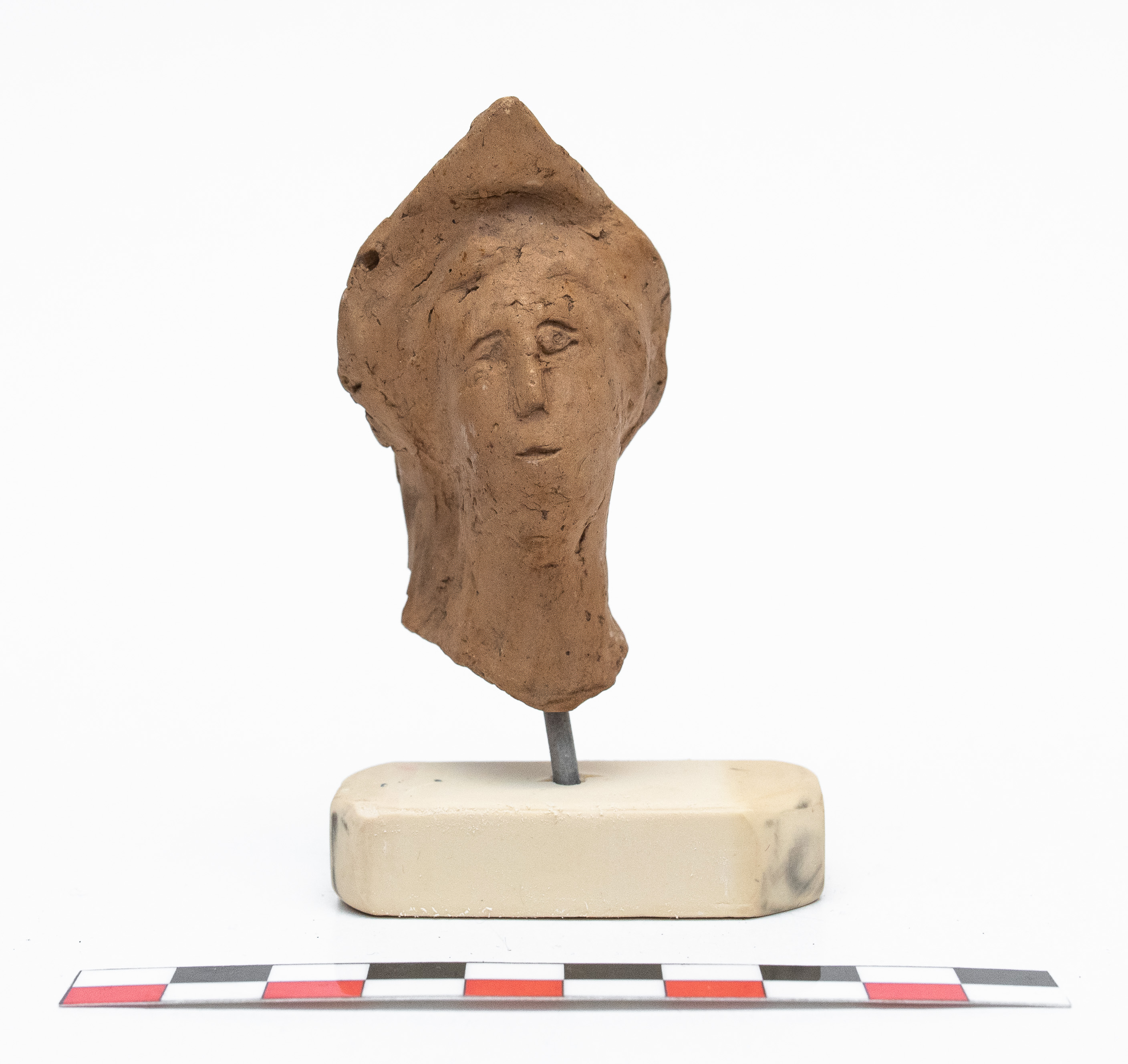 Capul unei statuete de teracotă reprezentând un personaj feminin