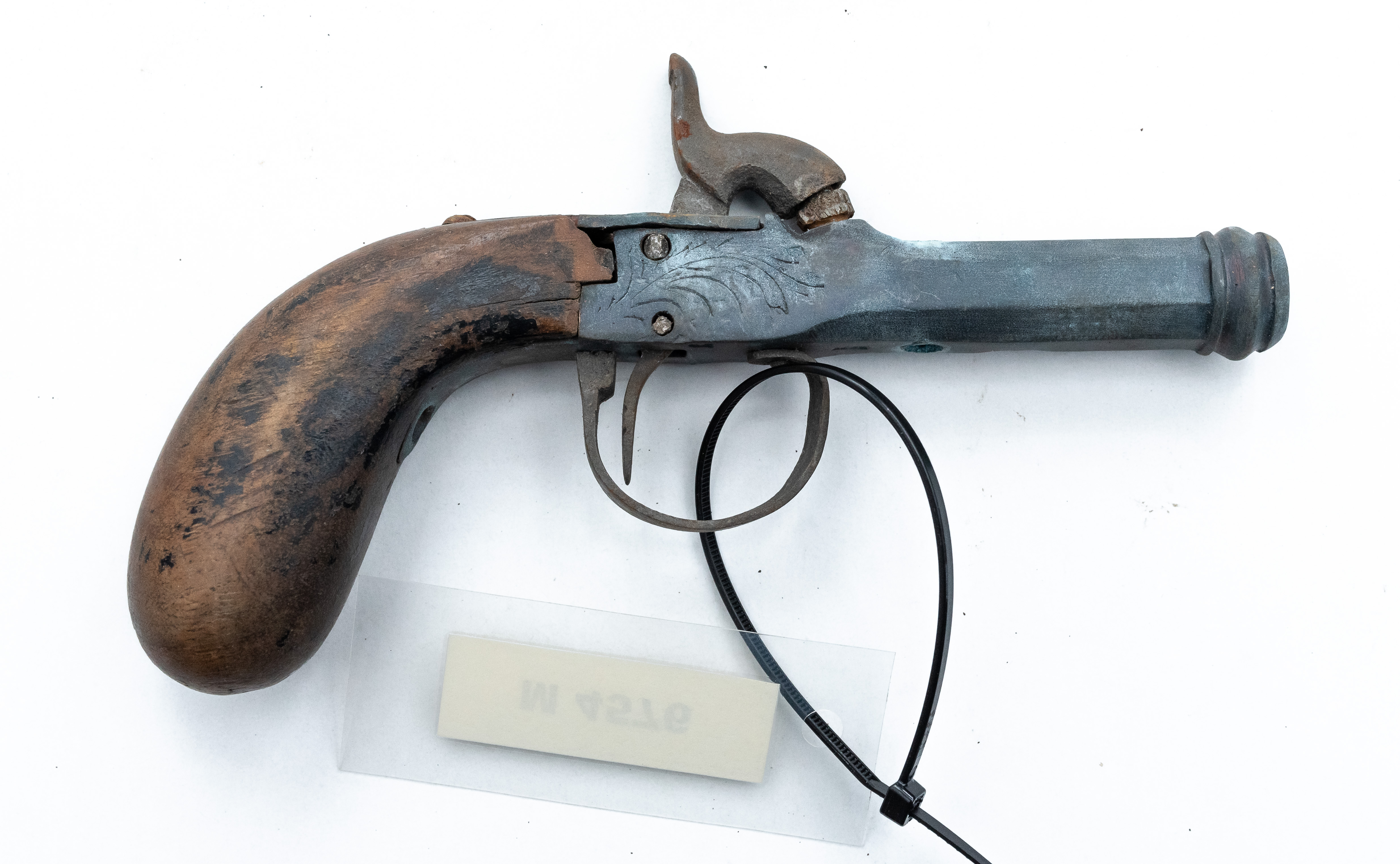 Pistol mic cu o țeavă cu manșon la capăt de calibru 9 mm. Mecanism de dare a focului cu capsă.