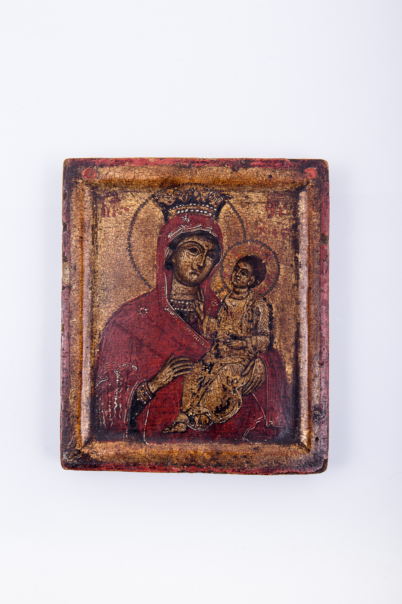 Maica Domnului ține în brațe Pruncul Iisus Hristos, înveșmântat în sacos bej-auriu. Pruncul arată cu mâna dreaptă înspre Maică arătându-ne-O și Maica arată către Prunc arătându-ni-L ca fiind calea, adevărul și viața, Este o icoană de tip Hodighitria. Maica Domnului este înveșmântată în mantie cu maforion roșu vermillon cu interiorul și ciupag negru, cu mărgețule albe, ca la coronița de Împărăteasă. Fondul icoanei este deschis-auriu-bronziu, luminos, dar foița aurie este deteriorată. Chipurile și trăsăturile fețelor sunt luminoase prin privire, atitudine și aureole. Cromatica este caldă și luminoasă: roșu-vermillon, galben-ocru, brun, bej, negru. Rama icoanei este realizată din aceeași bucată de lemn cu icoana însăși, este reliefat-sculpturată, basorelierf crestat, realizându-se o trecere ușoară de la icoană la ramă. Inscripția din româno-chirilică se traduce IC XC MP Iisus Hristos Maica Domnului.