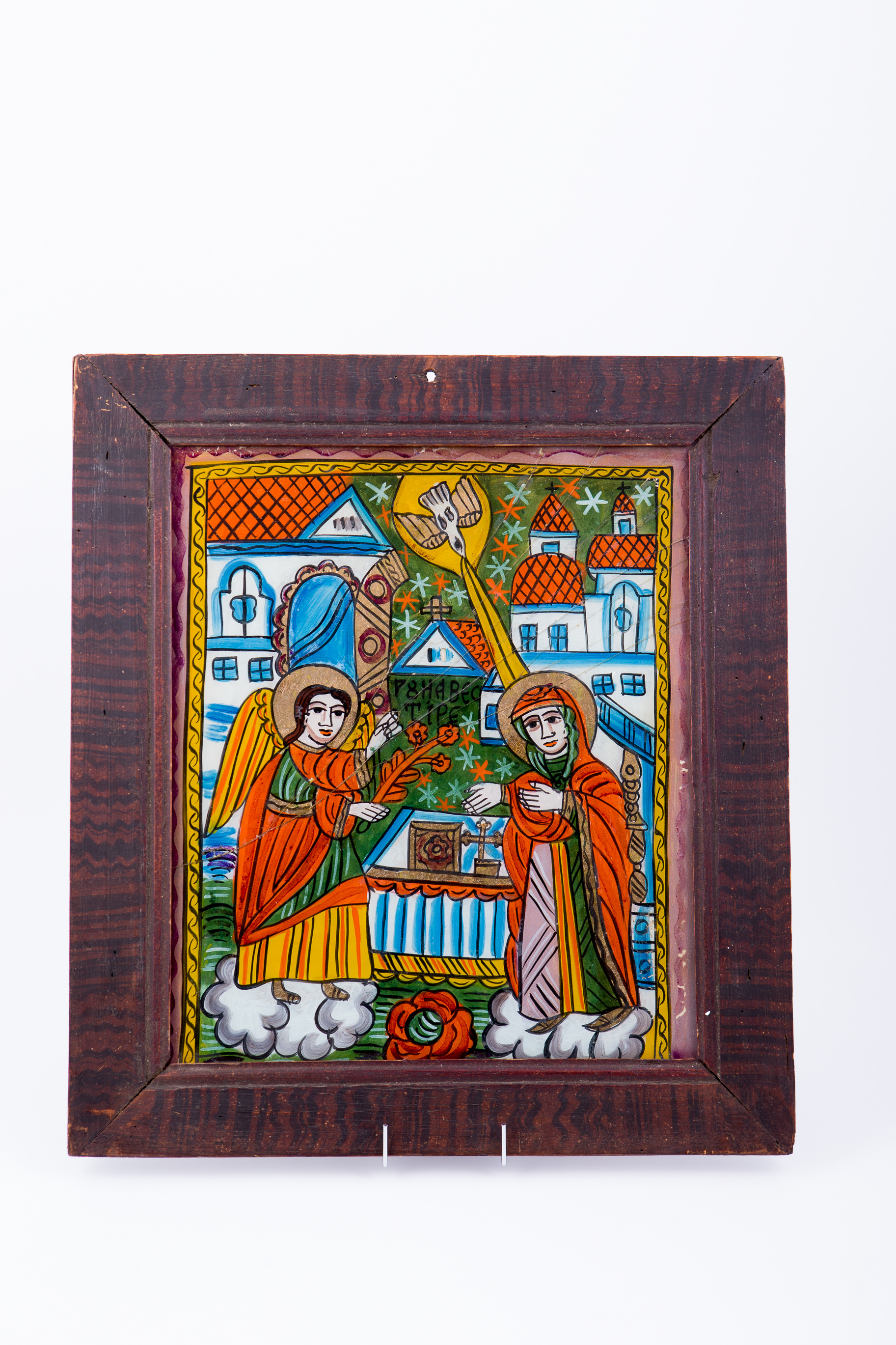 Sfântul Arhanghel Gavriil aduce Buna Vestire de bucurie Fecioarei Maria Maicii Domnului, dăruindu-i o floare de crin. Maica Domnului primește bucuria cu amândouă mâinile, ca într-o îmbrățișare. În centrul icoanei este pictată o masă, pe care sunt așezate o cruce și o carte de rugăciuni, preînchipuind Masa Altarului de Jertfă. Atât Îngerul Gavriil, cât și Maica Domnului sunt îmbrăcațiîn veșminte - sacos-uri verzi, acoperite de mantii de culorare roșu vermillon, Stau cu picioarele, fiecare pe câte un norișor alb, scena, chiar dacă este situată pe Pământ, închipuie Împărăția Cerească. În registrul îndepărtat sunt elemente de arhitectură: oraș, casă, biserică. Spațialitatea este desenată cu alb și albastru - Vazduhul. Porumbelul, aduce raza de lumină Maicii Domnului, lumina de la Dumnezeu-Tatăl, astfel Pogorându-Se Sfântul Duh. Cerul este verde cu stele albe și roșii. Pământul și Cerul se rotesc, prin alternața cromatică. Armonia cromatică este metaforică și blând de luminoasă: roșu, verde, albastri, galben-ocru, alb. Atmosfera este de o intimitate spirituală diafană. Pictura Țării Oltului este cu totul cuprinsă în această temă iconografică descrisă. Într-adevăr este BunaVestire. Finețea desenului și veselia cromatică aduc bucurie ochiului și sufletului. Inscripția BunaVestire este în chirilică.