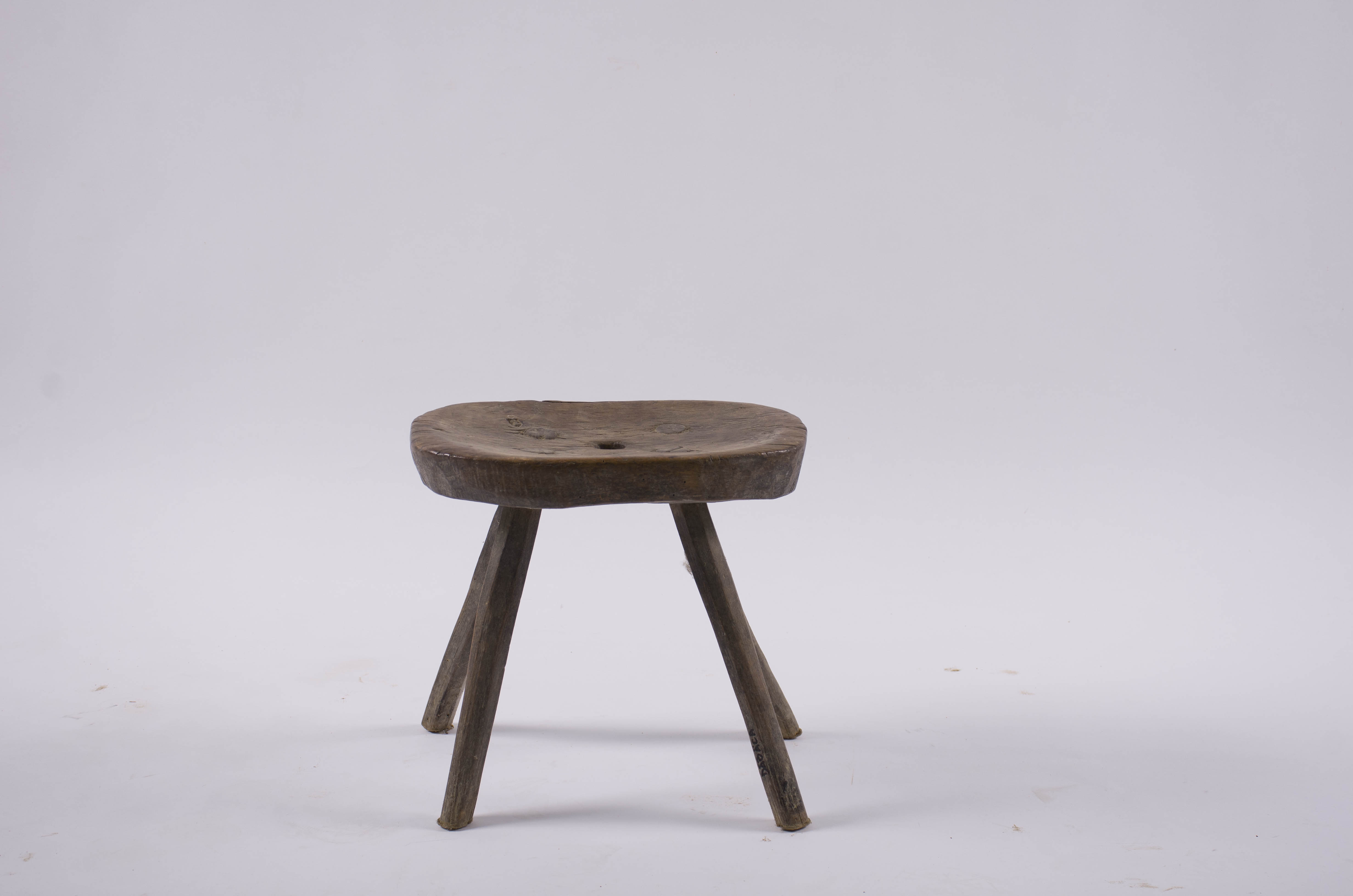 Obiect de mobilier de dimensiuni mic și formă dreptunghiulară, cu colțurile rotunjite. Șezutul este ușor concav, cu un orificiu central și colțuri rotunjite, pentru susținerea furcii. Are patru picioare rotunde cioplite, ușor evazate, introduse cu capătul în șezut. Cromatică: culoarea patinată a lemnului.