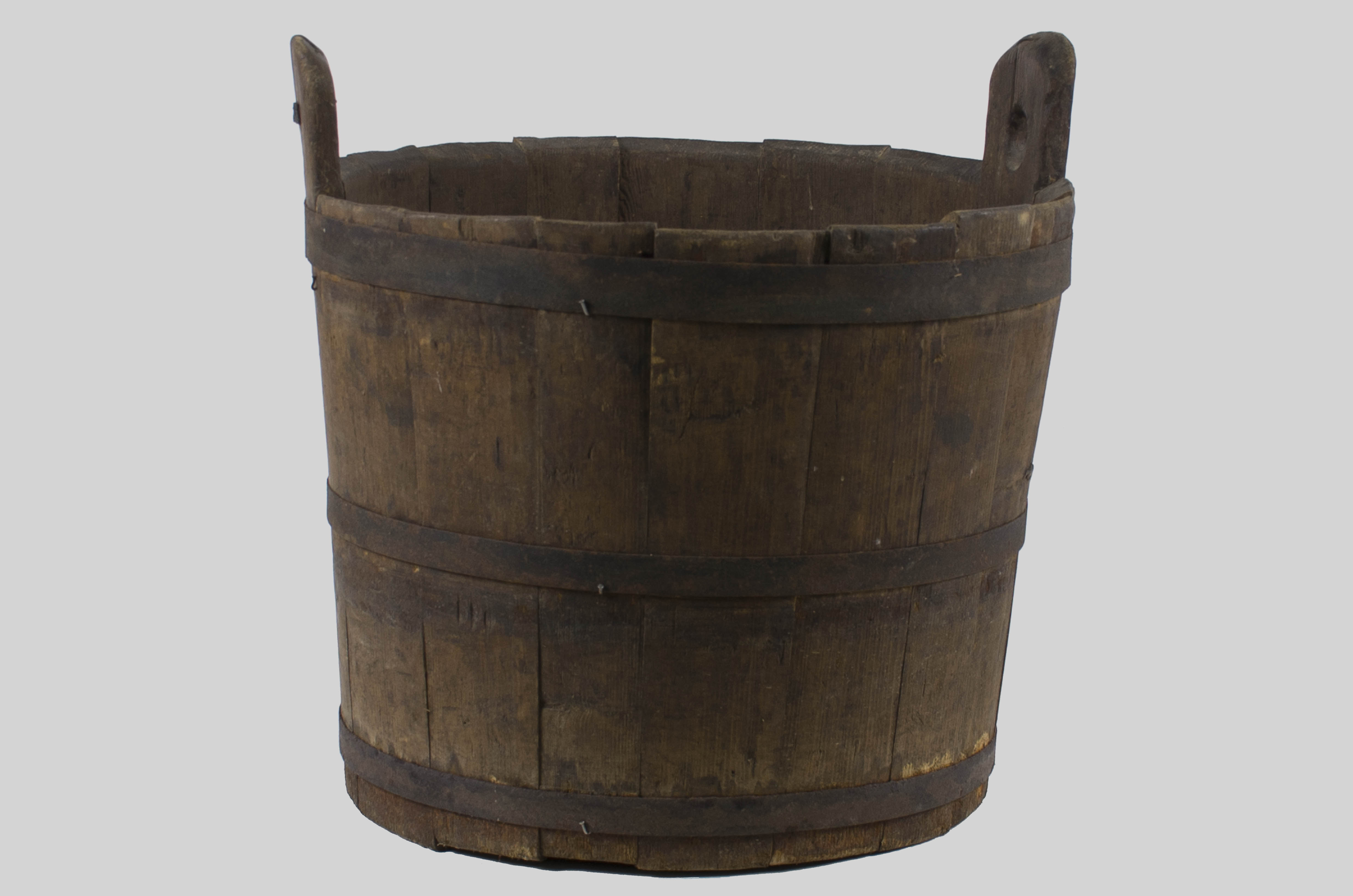 Vas din doage de formă tronconică prevăzut cu două urechi cu orificii. Recipientul este legat în trei cercuri metalice nituite. Cromatică: culoarea patinată a lemnului.