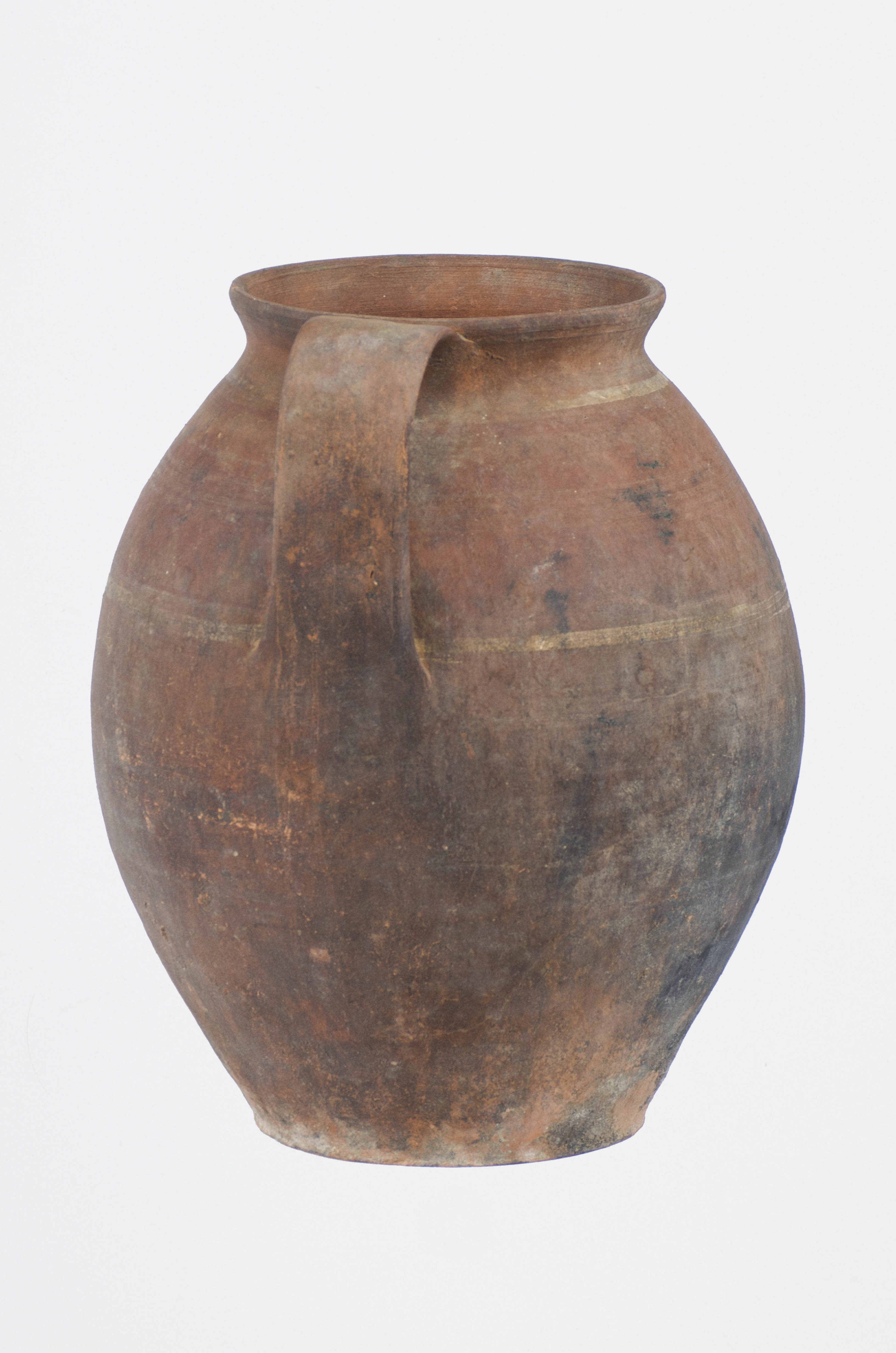 Oală ceramică de mari dimensiuni, bitronconică, prevăzut cu o toartă. Vasul a fost realizat la roata olarului, incizat, uscat, pictat și ars. Decorul simplu este compus din linii concentrice pictate și incizate, în jumătatea superioară a vasului. De la baza toartei pornește o altă linie concentrică groasă. Culoarea vasului este negru (din cauza uzurii); maro închis și alb; decorul pictat.