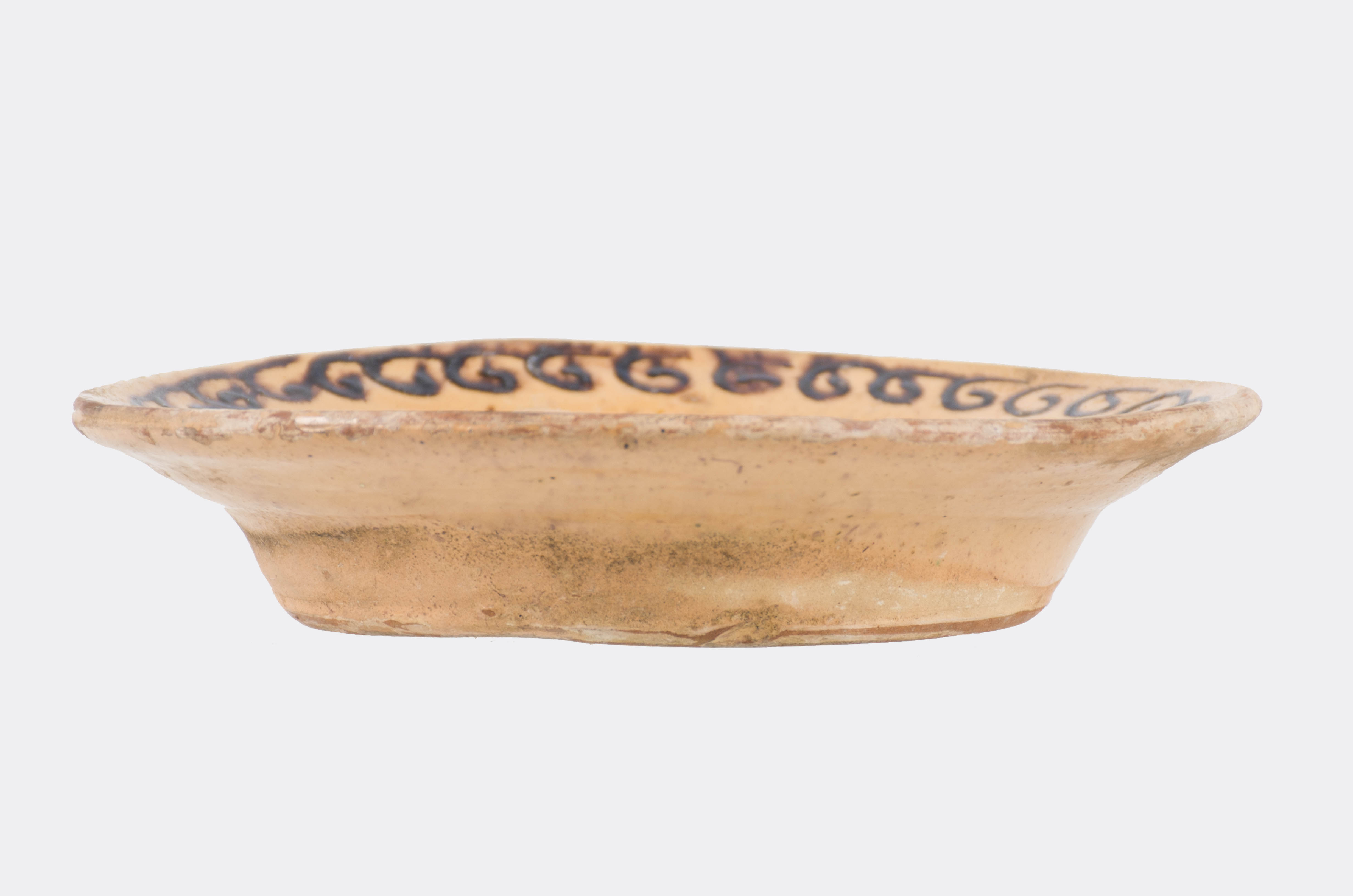 Vas ceramic de uz casnic aproape plat, de formă circulară, prevăzut cu o buză evazată. Decorat cu motive geometrice, florale și avimorfe prin pictare. Motivele sunt dispuse pe fund: cocoș încadrat de trei flori; pe buză: motive geometrice: curbilinii. Cromatică: fond: maron; decor: negru; verde.