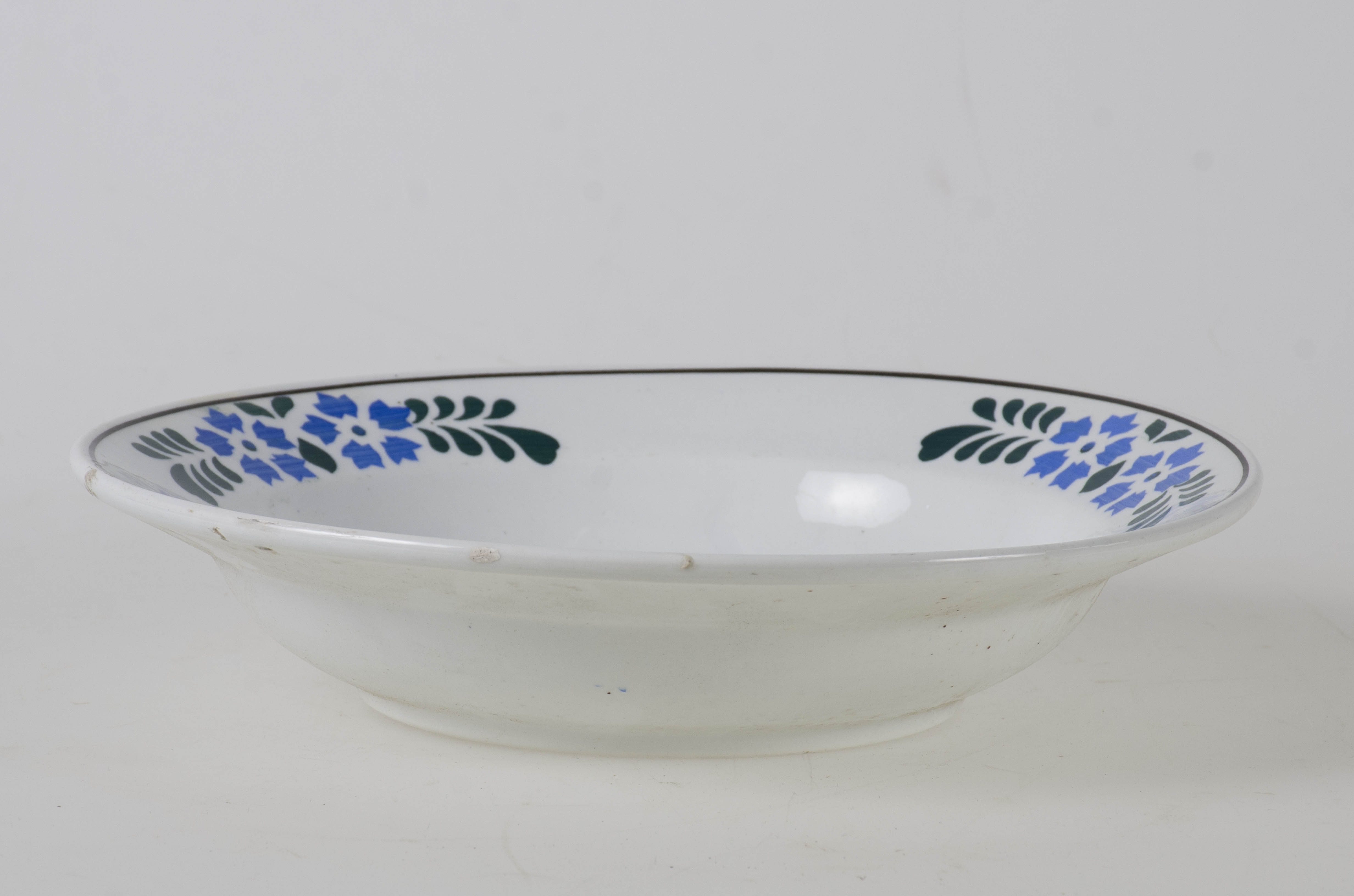 Vasul are formă tronconică smălțuit la interior și pe exterior (smalț de culoare albă). Prezintă motive decorative floral/vegetal și geometrice dispuse pe fundul vasului dar și într-un registru decorativ dispus pe buza vasului. De asemenea se identifică și motive decorative geometrice: pătratul, cercul, linia. Cromatică: fundal alb; verde; grena; albastru.