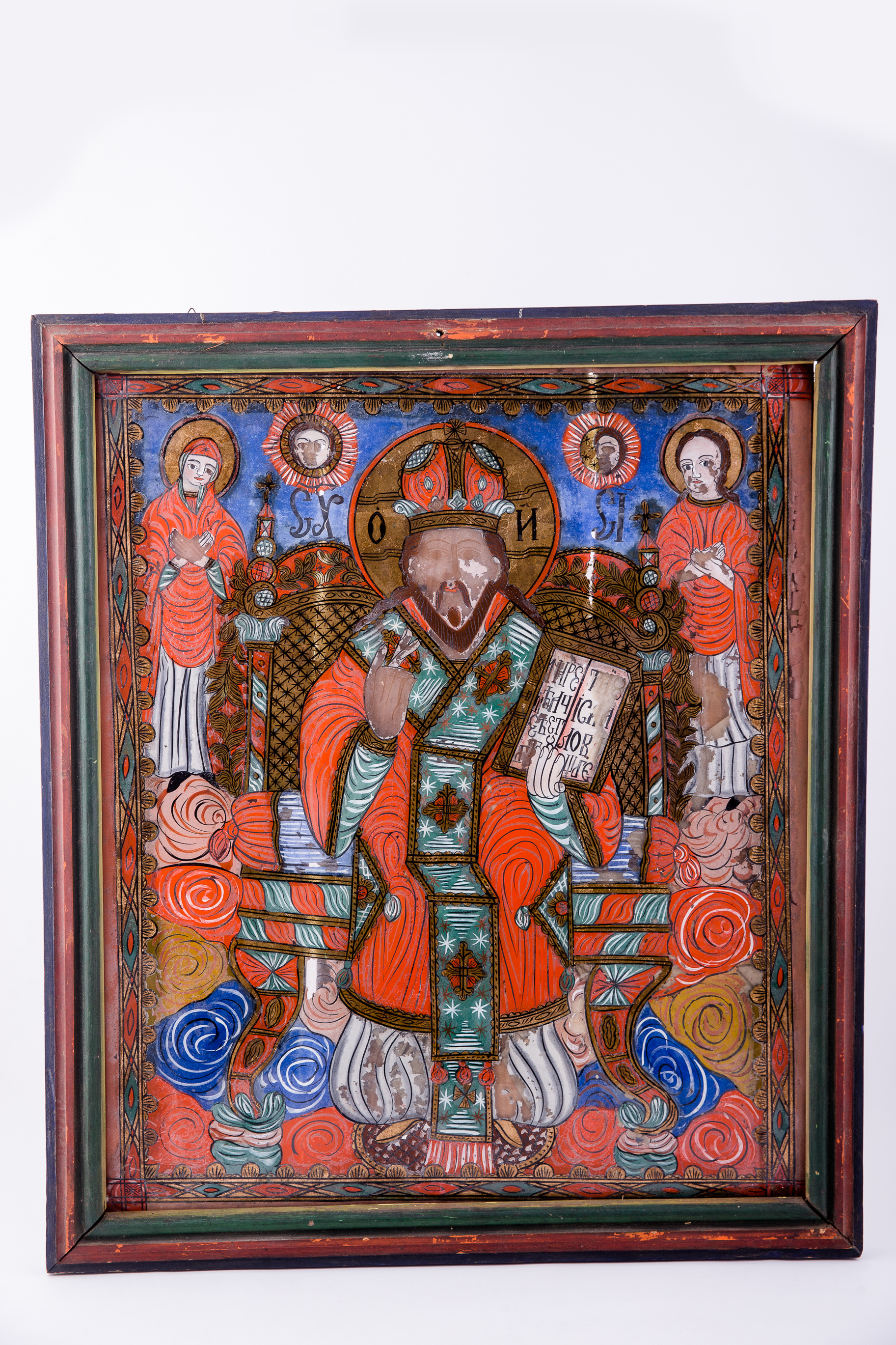 Deisis este o tematică fundamentală din iconografia bizantină, reprezentându-L pe Domnul Iisus Hristos în ipostasul de Mare Judecător, fiind Împărat pe Tron, având în dreapta pe Maica Domnului și în stânga pe Sfântul Ioan Botezătorul și Înaintemergătorul Domnului. Această tematică este nucleul Judecății De Apoi. Mântuitorul Iisus Hristos Mare Judecător are în mâna stângă Sfânta Evanghelie deschisă și cu mâna dreaptă binecuvintează. Are veșminte de culoare roșie vermillon-zmeuriu, cu epitrahil vernil, cu patru cruci brune-bronzii. Tronul arhieresc este bogat ornamentat cu elemente decorative geometrizante aurii, sugerând arhitectura unui palat, Împărăția Cerurilor într-o metaforă picturală. În registrul inferior este o multitudine de câmpuri ondulatorii și volute cromatice: Roșu, verde, albastru, galben-auriu. În registrul superior, înspre interiorul icoanei, pe fondul de albastru ceruleum al cerului sunt prezente elementele astrale: soarele și luna, alături de Sfântul Ioan Botezătorul și Maica Domnului. Întreaga tematică iconografică este încadrată de un chenar decorativ geometrizant auriu și bicromatic-roșu-verde smarald. Cromatica este armonioasă: roșu vermillon-zmeuriu, albastru ceruleum, galben-ocru, verde-smarald, albastru-turcoaz, alb, negru. Rama este colorată în roșu și verde. Icoana este de o frumusețe deosebită. După stilul picturii, desen și cromatică, compoziție și minuțiozitatea detaliului este o icoană a lui Matei Țimforea din Cârțișoara, Țara Făgărașului.