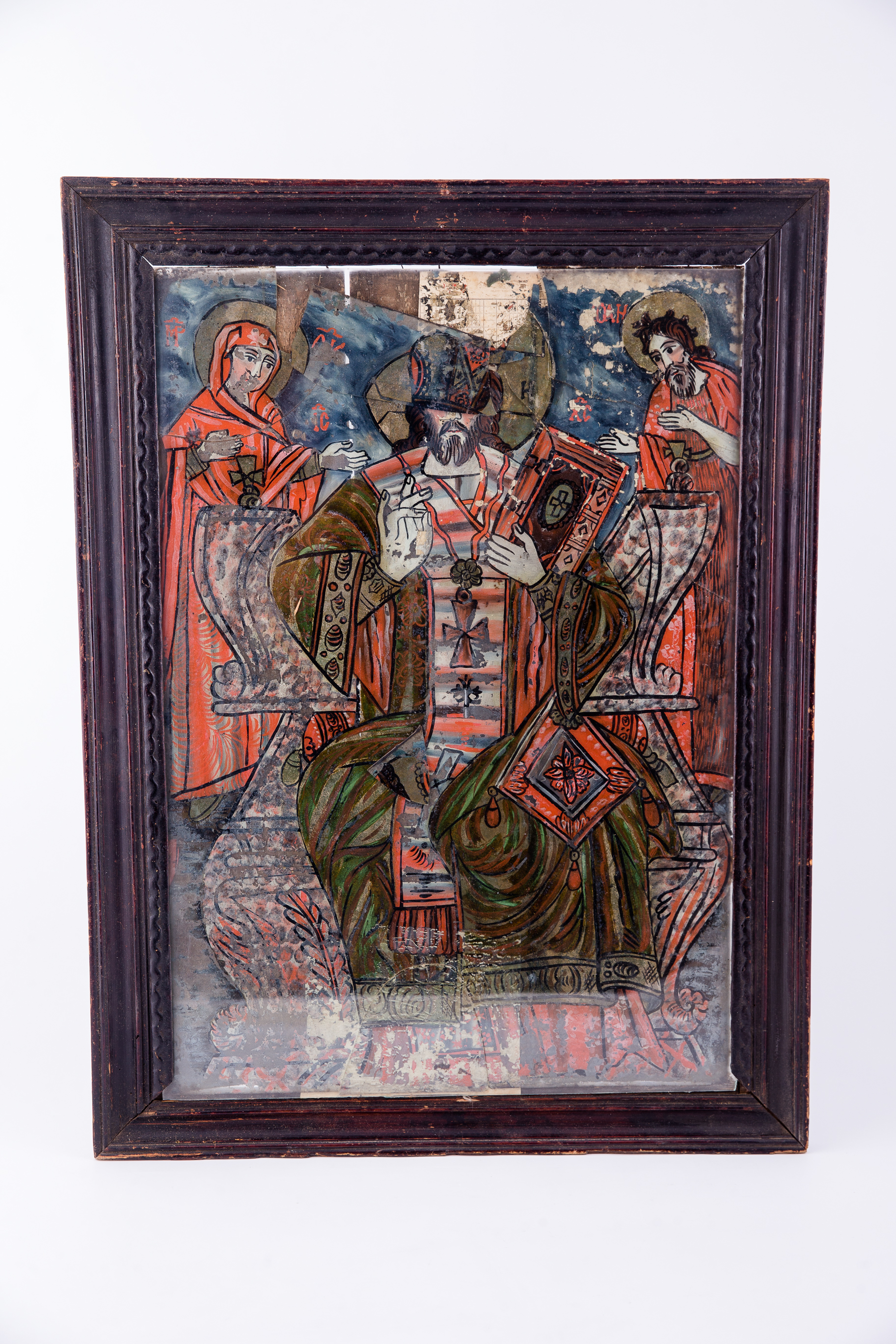 Deisis este o tematică fundamentală din iconografia bizantină, reprezentându-L pe Domnul Iisus Hristos în ipostasul de Mare Judecător, fiind Împărat pe Tron, având în dreapta pe Maica Domnului și în stânga pe Sfântul Ioan Botezătorul și Înaintemergătorul Domnului. Această tematică este nucleul Judecății De Apoi. Iisus Hristos Împărat pe Tron este înveșmântat în veșminte arhirești liturgice roșii și verzi. Are epitrahilul verde, ține în mâna stângă Sfânta Evanghelie închisă și binecuvintează cu mâna dreaptă. Maica Domnului și Sfântul Ioan Botezătorul sunt înveșmântați în veșminte de culoare roșu vermillon. Tronul împărătesc al Domnului Iisus Hristos Mare Judecător este de o structură geometrică amplă, bogat în decorațiuni. Icoana este de Șcheii Brașovului, Țara Oltului. Cromatica este armonioasă: roșu vermillon, albastru ceruleum, verde, alb, negru. Inscripția din româno-chirilică se traduce IC XC Iisus Hristos MP Maica Domnului.