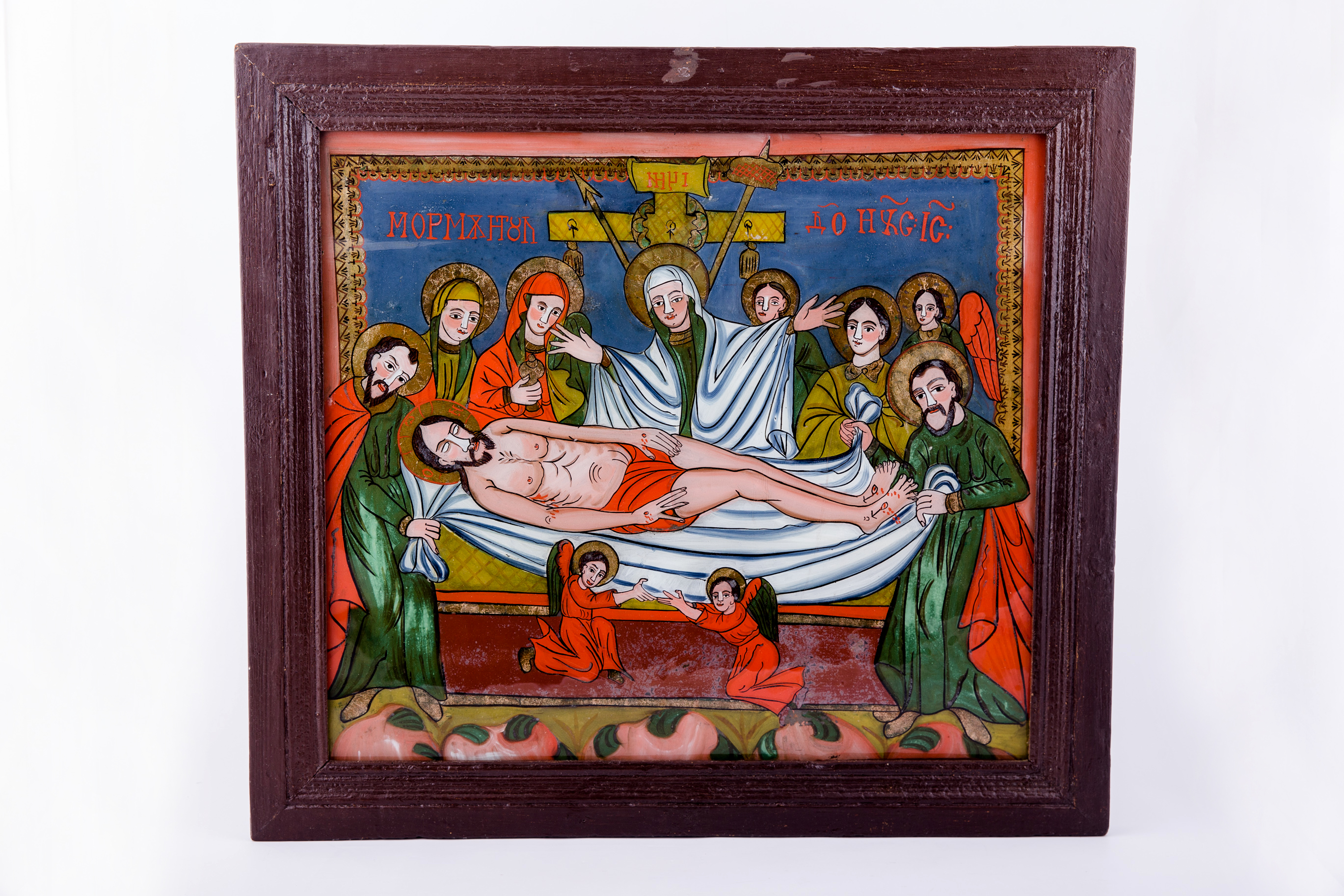 Trupul neînsuflețit al Mântuitorului Iisus Hristos, fiind coborât de pe cruce, este înfășurat în pânza albă a giulgiului. Ca într-o albie este ținut de Sfinții Iosif și Nicodim. Maica Domnului Îndurerată este cu mâinile ridicate, dorind sa cuprindă în brațe Trupului Lui Iisus Hristos. Gestul Maicii este și de ocrotire, cuprindere, îmbrățișare, dar și de înălțare a rugăciunilor. În dreapta Maicii Domnului sunt două dintre femeile mironosițe, în stânga Maicii Domnului este ucenicul cel iubit Sfântul Apostol și Evanghelist Ioan Teologul, în spate este un alt ucenic și un înger. În registrul inferior, sunt doi îngeri, care susțin de jos, Trupul Mântuitorului. Veșmintele personajelor sunt într-o cromatică alternativă de roșu vermillon și verde. În registrul superior îndepărtat, este crucea cu cununa de spini, cu inscripția IHRI- Iisus Hristos regele iudeilor. Maria Magdalena are în mână un alabastru cu mir, pentru îmbălsămare. Desenul este fin și rafinat. Chipurile au o expresivitate magnetizantă. Cromatica armonioasă se întrepătrunde cu rafinamentul desenului expresiv-trăsăturile chipurilor, faldurile veșmintelor, giulgiului. Cromatică: roșu vermillon, roz și verde, albastru ceruleum, gri, alb și negru. Inscripția din româno-chirilică se traduce Mormântul Lui Iisus Hristos IC XC. Întreaga tematică iconografică este încadrată de un chenar decorativ geometrizant auriu, de o delicatețe aparte. Icoana este din Țara Făgărașului, Făgăraș.