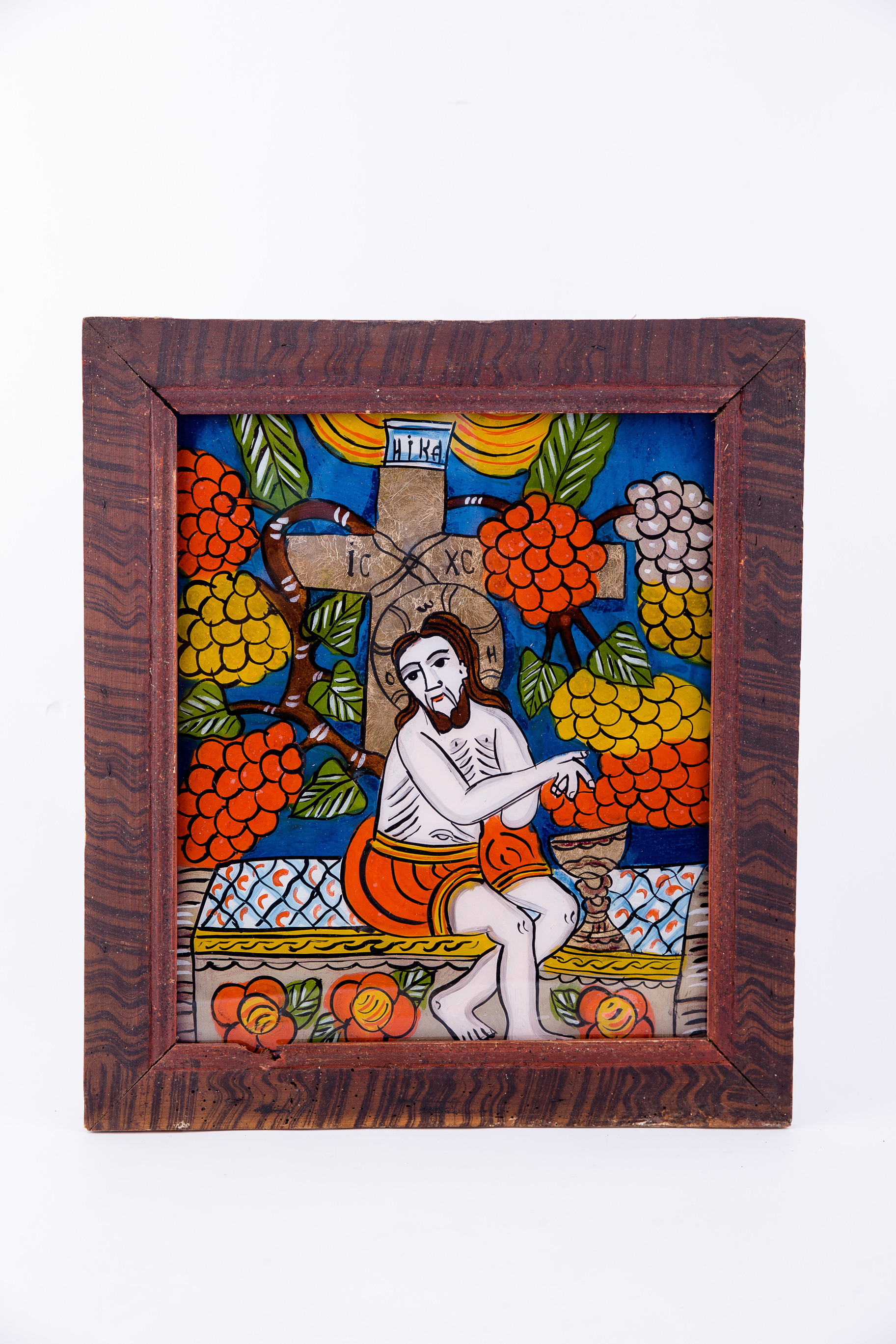Mântuitorul Iisus Hristos este reprezentat, așezat fiind pe mormântul devenit masa de altar, unde se săvârșește Sfânta Jertfă. În spatele Mântuitorului este crucea, pe care a fost răstignit. Din coasta străpunsă de suliță, pornește o coardă de viță-de-vie, încărcată cu frunze și ciorchini de strugure. Aceste mlădițe reprezintă apostolii, care au propovăduit Sfânta Evanghelie a Lui Hristos. Ultimul ciorchine, din cei opt - patru roșii, trei galbeni, unul alb-gri - este stors de palmele Mântuitorului Iisus Hristos în Potirul Sfintei Împărtășanii. Este momentul Sfintei Euharistii! Domnul Iisus Hristos este îmbrăcat doar cu acoperământul în jurul mijlocului și a coapselor, așa cum era pe cruce răstignit. Vița-de-vie reprezintă comuniunea între Dumnezeu și oameni. Durerea, jertfa, asumarea, dăruirea totală sunt prezente pe Chipul Mântuitorului. Tulpina viței-de-vie are opt ciorchini de strugure, opt frunze-opt este simbolul veșniciei, semnul infinitului trecut pe verticală. Axa de semnificații este: sângele, strugurele, vinul. Mormântul, Masa de Alta au adeseori imaginea de ladă de zestre. Inscripția în chirilică este tradusă ICXC NIKA Iisus Hristos Biruiește! Cromatica este luminoasă și armonioasă: roșu, galben, ocru, albastru, verde, brun, alb, negru. Icoana este o reprezentare foarte frumoasă a întregii iconografii pe sticlă din Transilvania secolului al XIX-lea, din Țara Oltului, Șcheii Brașovului.