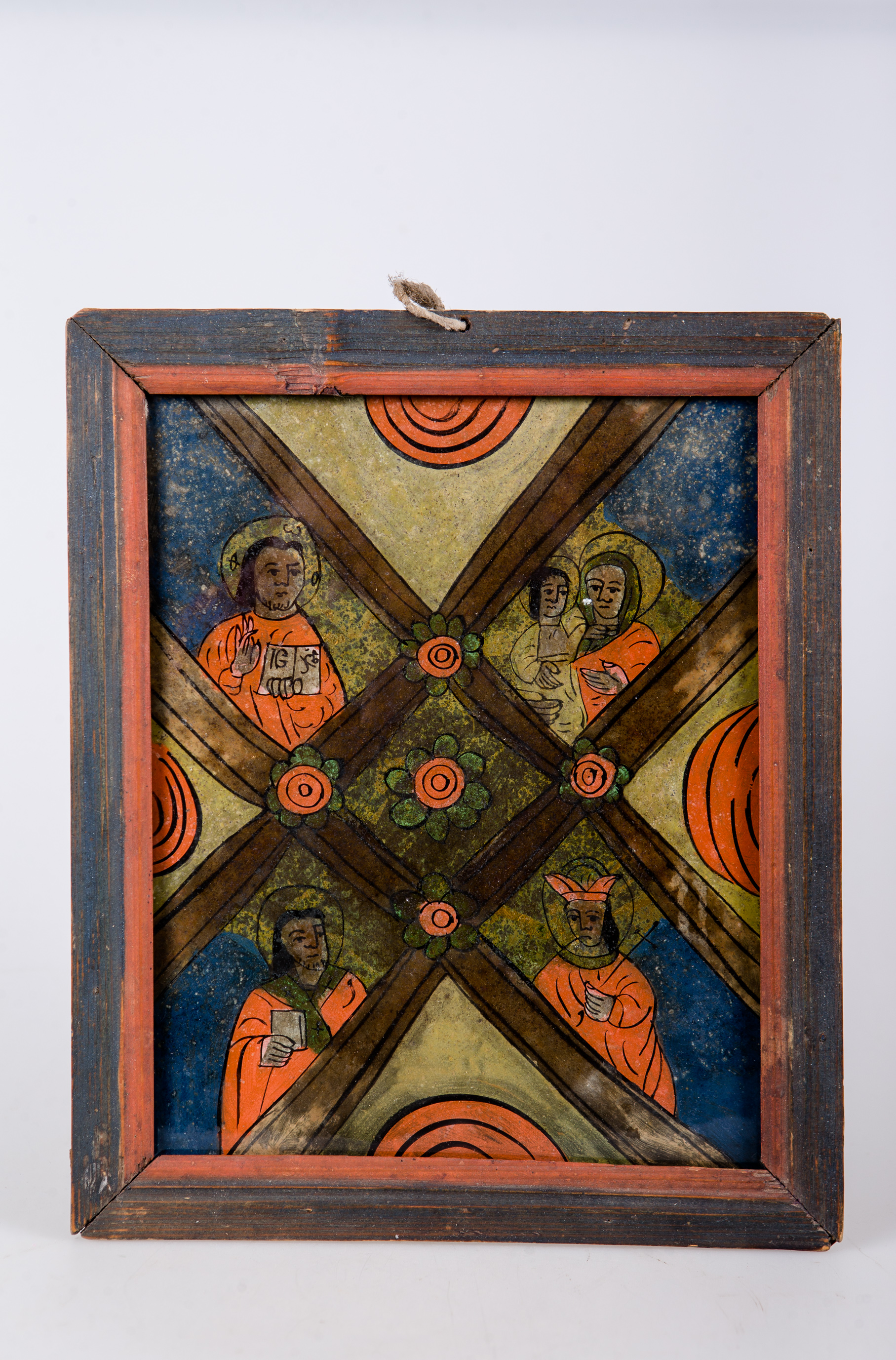 Masa Raiului este Sfânta Liturghie, săvârșită de Iisus Hristos Pantocrator - Dumnezeu-Tatăl, la care participă Maica Domnului cu Pruncul Iisus Hristos în brațe - Hodighitria, Sfântul Mare Ierarh Nicolae făcător-de-minuni și Sfânta Mare Cuvioasă Parascheva de la Iași. Este o imagine simbol, o sinteză a Împărăției Cerurilor și a Bisericii apostolice creștin-ortodoxe. Icoana este realizată prin compartimentarea, segmentarea compoziției cu brâuri decorative și chenare geometrizante, florale, vegetale. Masa Raiului este asemenea unei hărți a Împărăției Cerești. Cromatica este armonioasă: roșu vermillon, albastru, galben, verde, alb, negru. Întreaga icoană are o compoziție teologică deosebită. Fondul compoziției este de un albastru ultramarin impresionant, de cer noaptea. Lumina icoanei este dată de aureolele sfinților și de trandafirașii, ce decorează chenarul despărțitor, rujele roșii, specifice picturii de Nicula-Gherla. Sunt cinci trandafiri centrali, expuși în formă de cruce. Icoana este deosebită atât teologic, cât și artistic, estetic. Inscripție ICXC