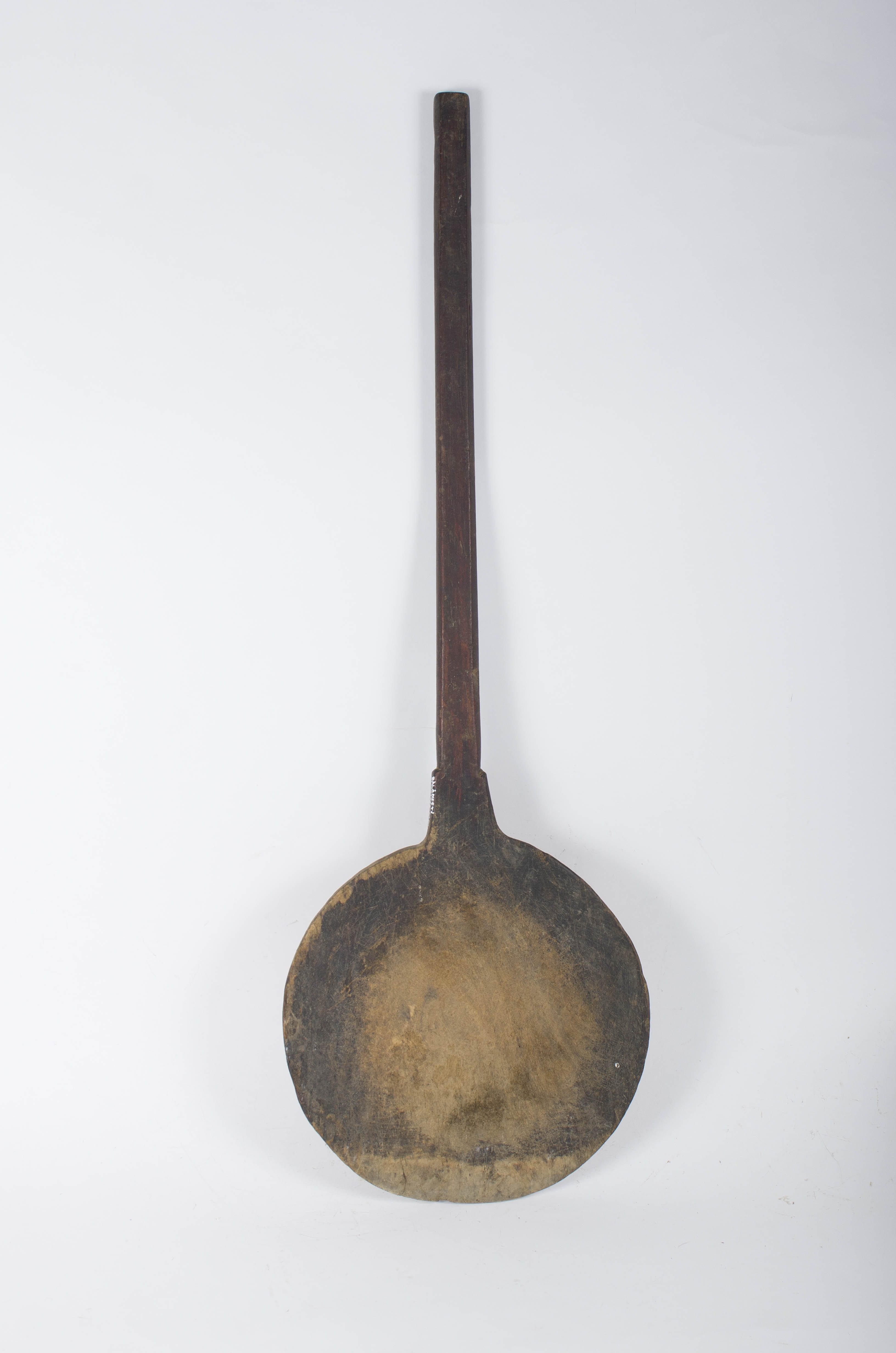 Obiectul de uz casnic este realizat din lemn de salcie, monoxil. Forma căucului este circulară, având o prelungire de 84 cm, care servește ca mâner/coadă și care permitea băgarea/scoaterea pâinii din cuptor. Decorul este foarte simplu, în zona formării mânerului, este aproape insesizabil. Este vizibilă deteriorarea, cauzată de folosirea repetată. Cromatică: culoarea lemnului patinat.