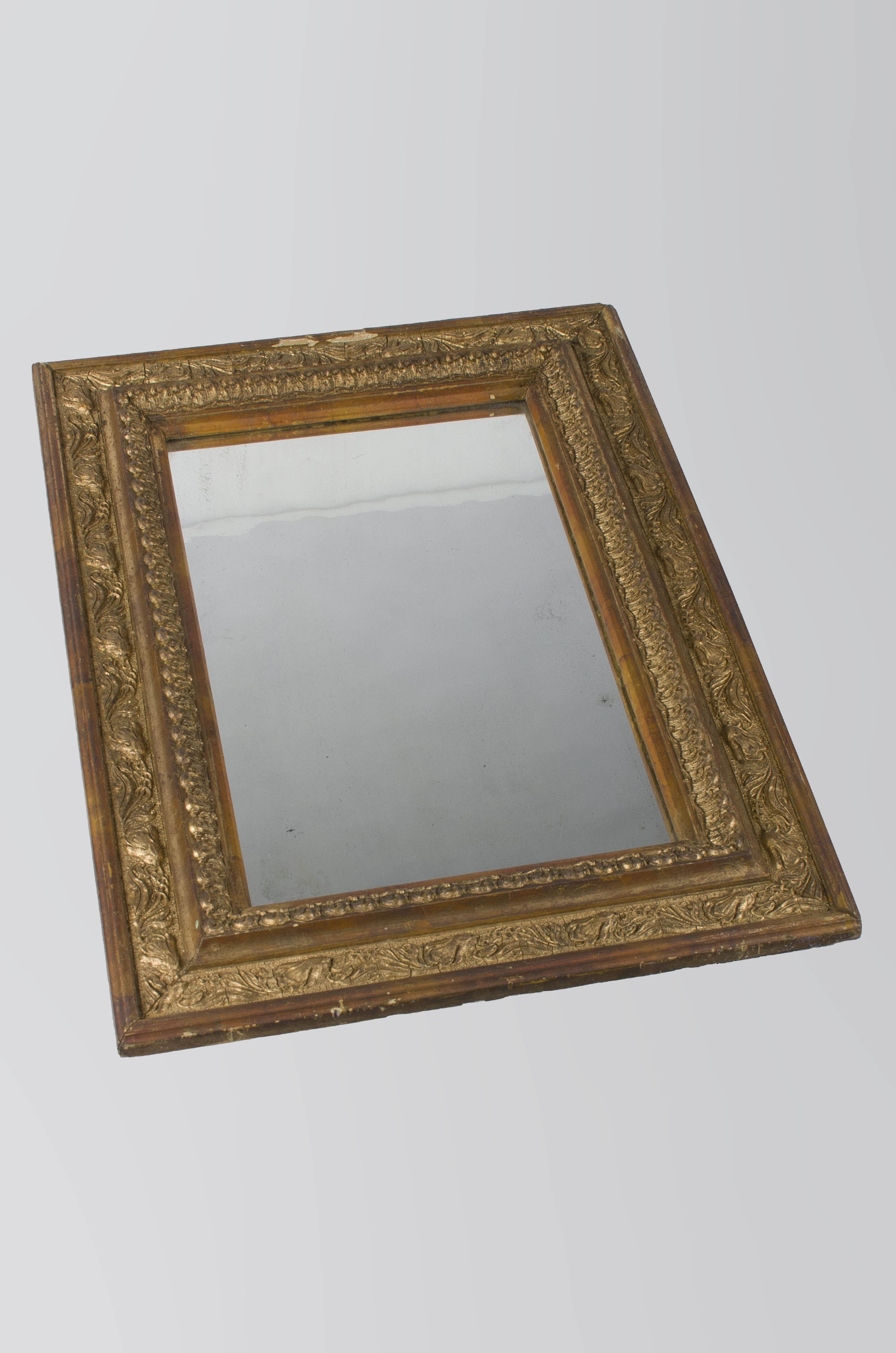 Obiect de uz personal realizat din lemn și sticlă, de formă dreptunghiulară. Sticla este fixată într-un cadru din lemn de brad, care prezintă la față două registre decorative cu motive geometrice, florale și vegetale. Cromatică: auriu.