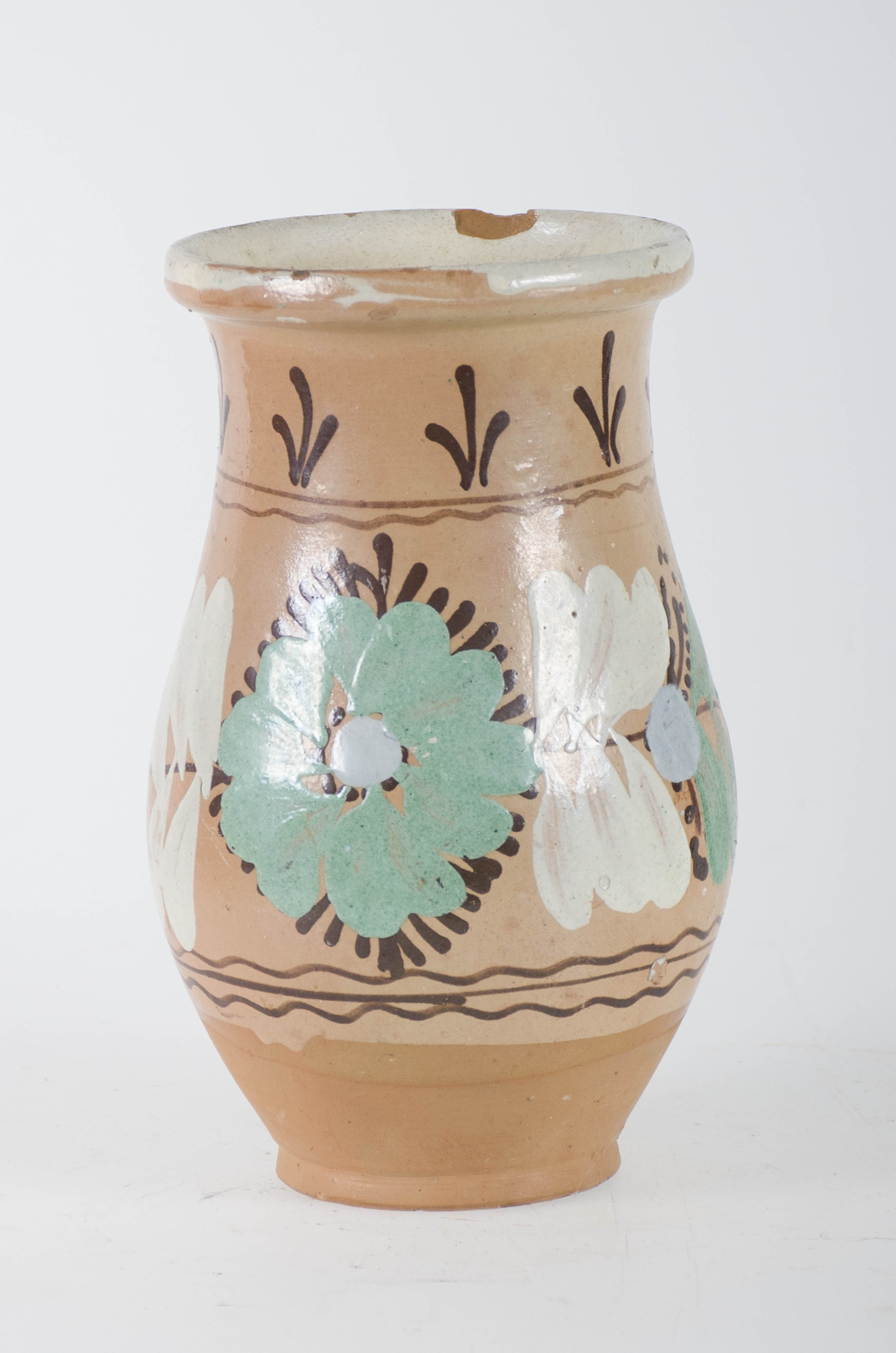 Vas ceramic de formă piriformă cu buza evazată, gură largă și toartă laterală care pleacă de sub gură și se unește cu corpul în zona diametrului maxim. Smălțuit în interior și exterior. Vasul este decorat la baza gâtului cu un lujer din trei liniuțe. Pe corpul vasului este decorat cu motive florale și vegetale mărginite spre toartă de două linii în val dispuse vertical. Motivul central este încadrat de o linie și o linie în val în partea superioară și o linie încadrată de două linii în val în partea inferioară. Cromatică: fond-crem în exterior, alb în interior; motive: maro; verde; alb.
