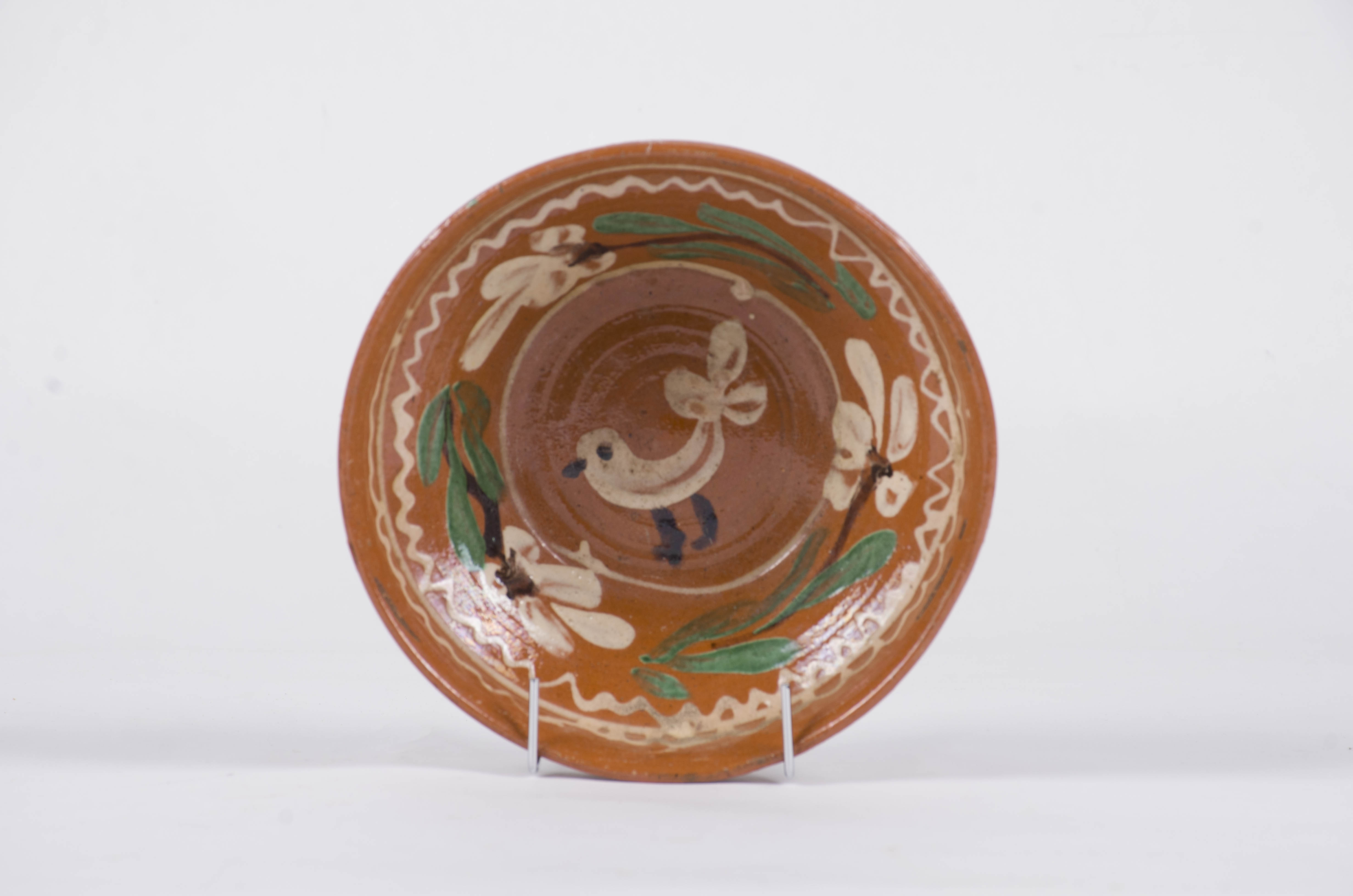 Vas ceramic de formă circulară, cu buza înaltă și dreaptă. Smălțuit atât la interior cât și la exterior. Prezintă decor pe toată suprafața interioară, format din motive geometrice (liniare, curbilini), vegetale (frunze și flori) și avimorfe (cocoș). Cromatică: fond: cărămiziu; motive: alb; verde; maro.