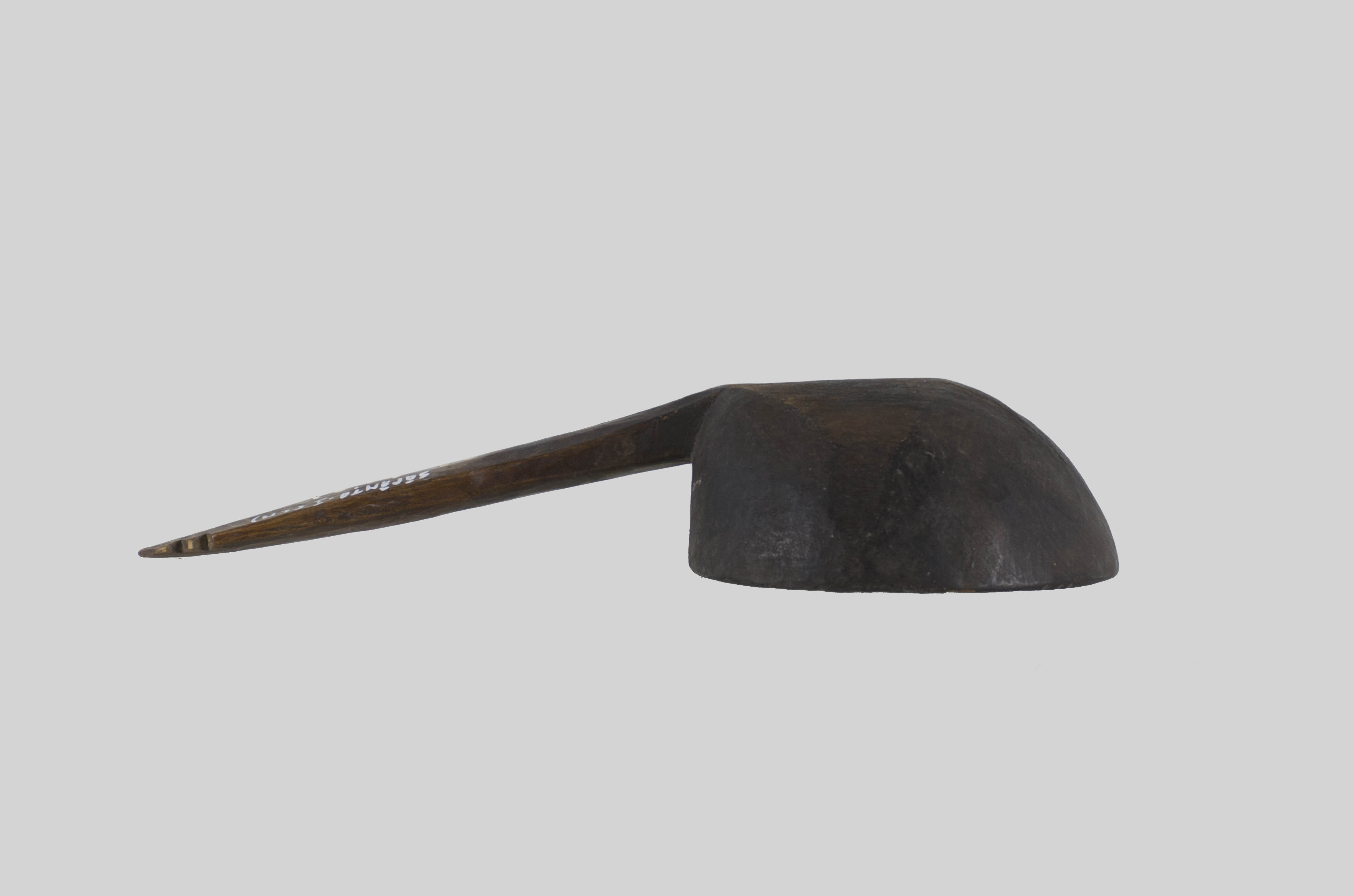 Obiectul de uz casnic are căucul supradimensionat, oval, având în partea exterioară, o coadă scurtă, ce prezintă la capătul opus căucului o decorațiune (motivul dintelui de lup). Cromatică: culoarea naturală a lemnului.