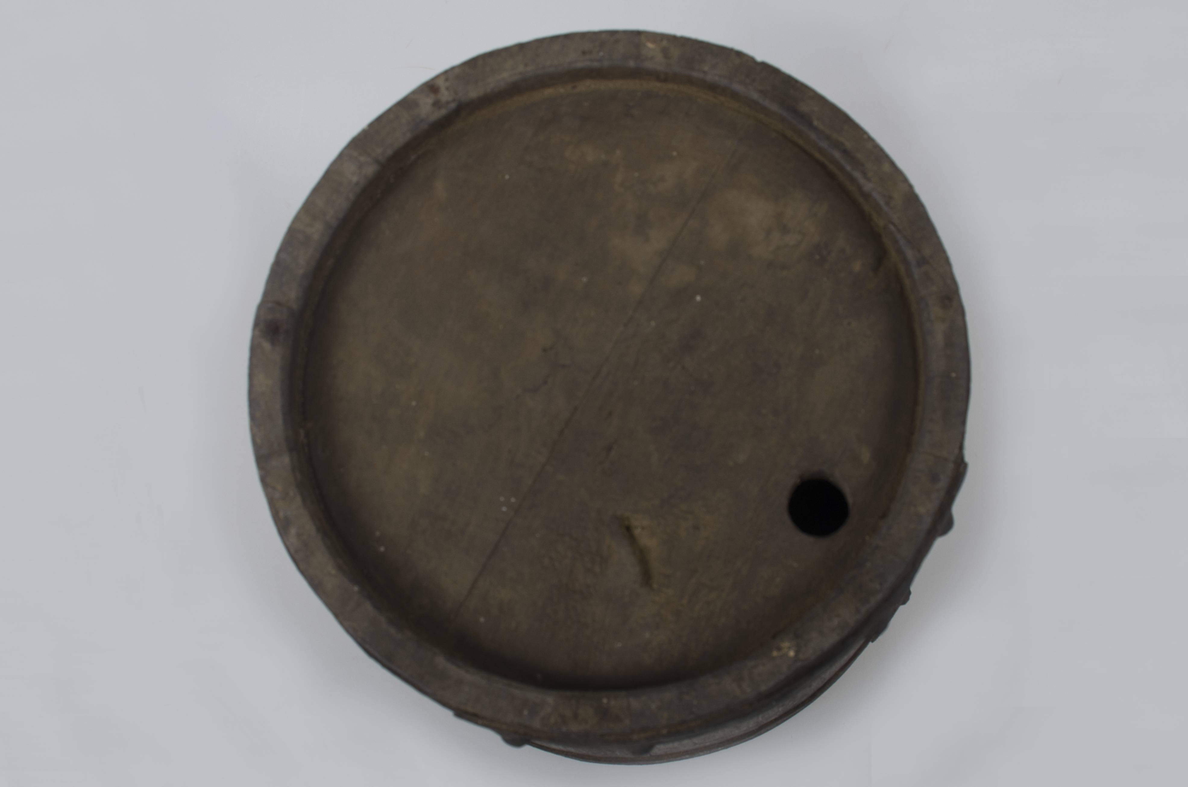 Butoiaș/Butoi de mici dimesiuni, realizat din paisprezece doage din lemn de stejar, ferecate cu ajutorul a două cercuri metalice, ce sunt prinse la capete prin nituire. În capătul superior, recipientul prezintă un orificiu pentru alimentarea/evacuarea lichidelor alcoolice. Lipsește cepul, care ar fi trebuit să acopere orificiul în cauză.