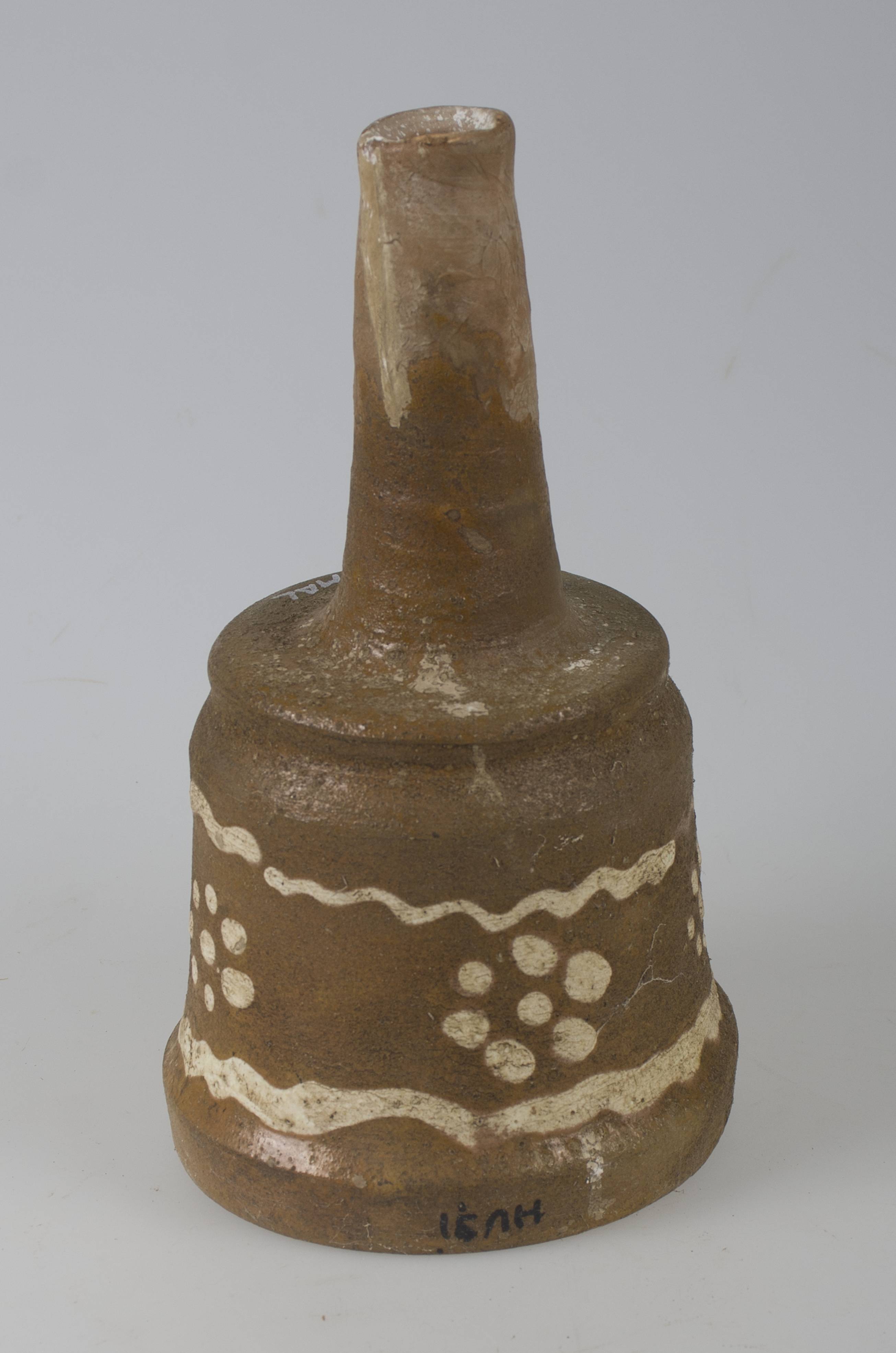 Vas ceramic smălțuit de dimensiuni medii, modelat la roata olarului. Piesa se compune din pahar și fierbătoarea propriu-zisă. Fierbătoarea are forma unei glastre cu pereții evazați, de la baza căreia pornește o țeavă, care este introdusă în butoi, pe toată durata procesului de fermentație. Decorul vasului smălțuit este compus din două linii în valuri, între care sunt poziționate cinci flori stilizate, realizate din opt-nouă puncte, dintre care unul în mijloc. Cromatică: maro dechis; motive: alb/crem.
