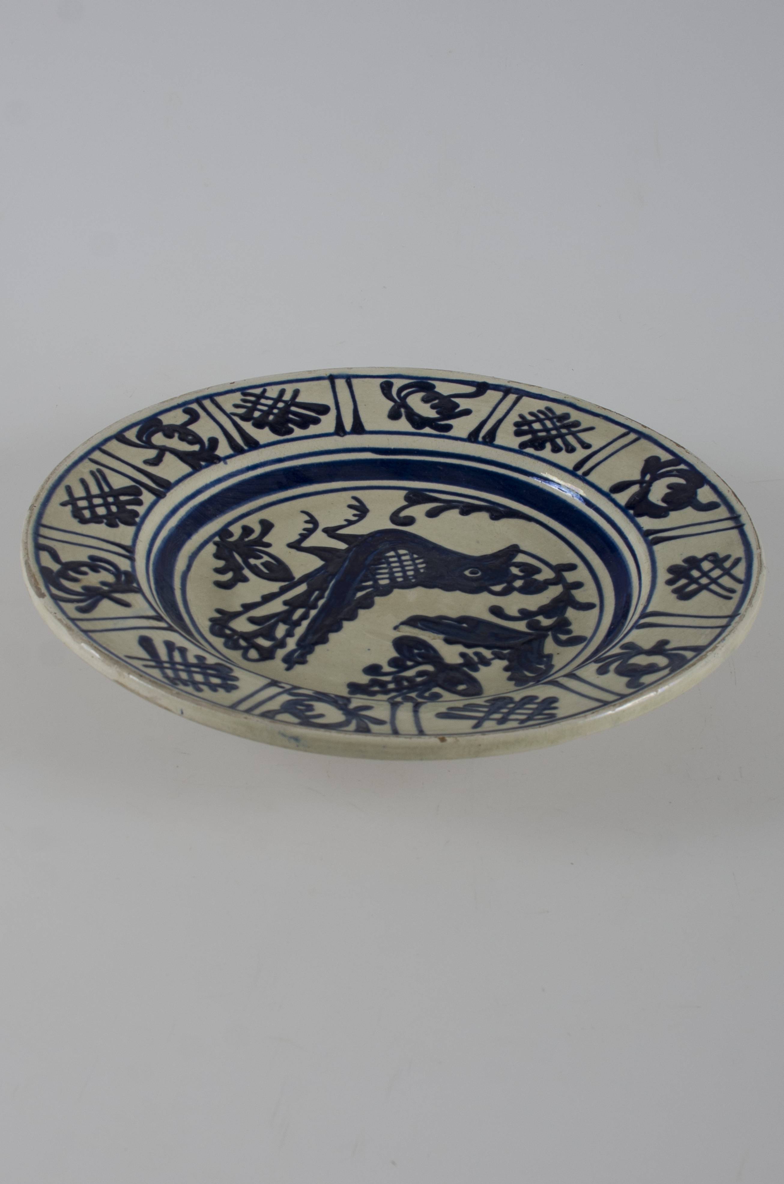 Vas ceramic de formă tronconică cu buza aplatizată și lată. Decor geometrizant motive geometrice propriu-zise: linia dreapta; motive florale: lalea; motive avimorfe: porumbel. Cromatică: fond: alb; motive: albastru.