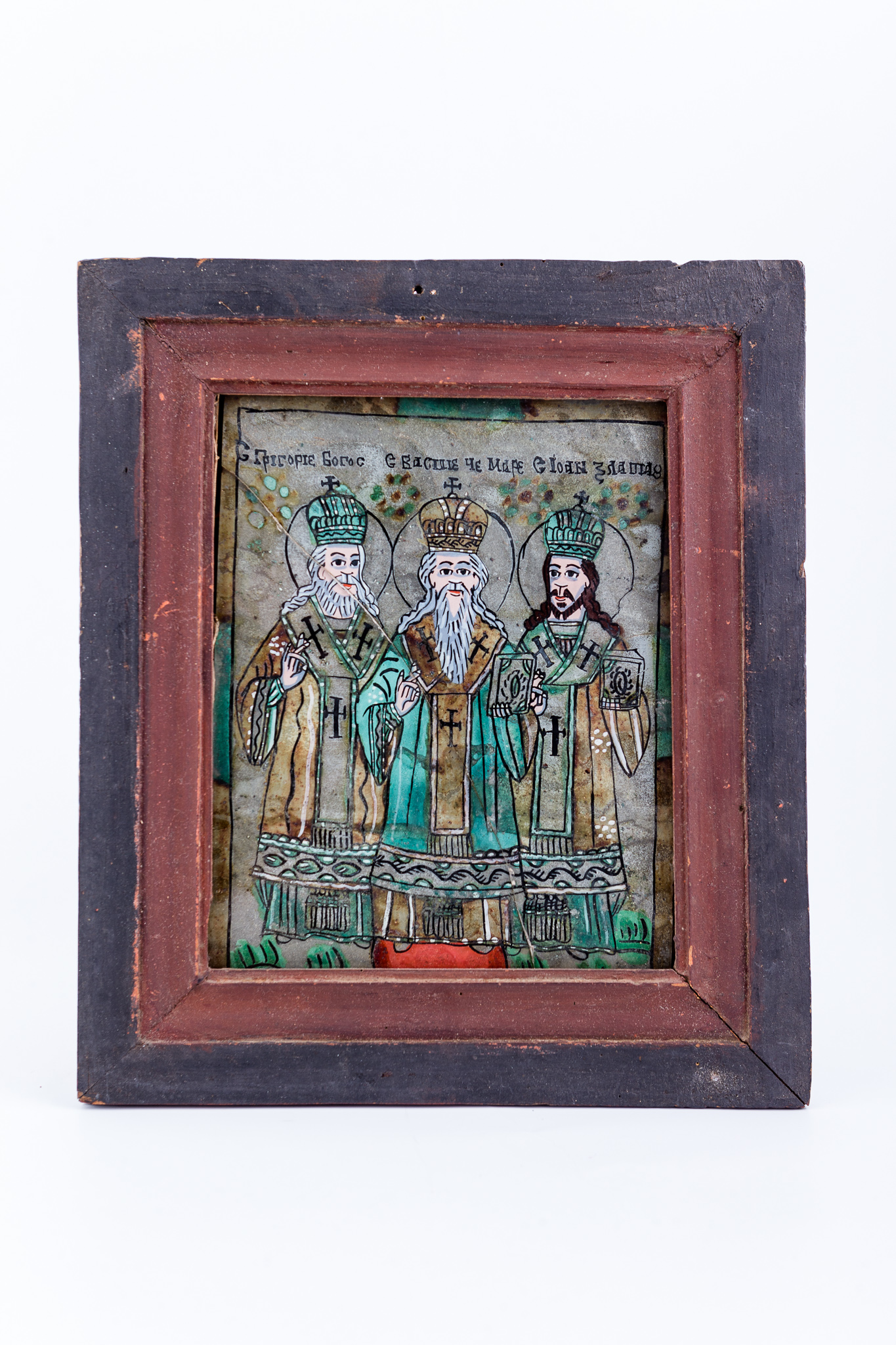 Cei Trei Sfinți Ierarhi Vasile cel Mare, Grigorie de Dumnezeu Cuvântătorul și Ioan Gură-de-Aur slujesc și săvârșesc Sfânta Liturghie împreună. Sunt înveșmântați în veșminte liturgice: sacos, felon și epitrahil verde-smarald, absint și kaki, brun-bronziu cu câte trei cruci pe mijlocul patrafirului. Toți trei au Sfânta Evanghelie în mâna stângă și binecuvântează cu mâna dreaptă. Sfântul Vasile cel Mare este în mijloc, avându-l pe Sfântul Grigorie în dreapta și pe Sfântul Ioan Gură-de-Aur în stânga. Sfântul Vasile cel Mare, cel din mijloc, este cu picioarele pe un covor, traversă roșie. Fondul este gri, existând în registrul superior câteva elemente florale difuze. Cromatica este armonioasă și săracă în nuanțe: verde smarald, absint, kaki, alb, roșu vermillon, albastru, alb, negru. Este o icoană specifică picturii de Valea Sebeșului, cu un desen fin cu conturul negru și cromatica pastelată. Inscripția din româno-chirilică se traduce Sf Grigorie Teologul Sf Vasile cel Mare Sf Ioan Gură-de-Aur.