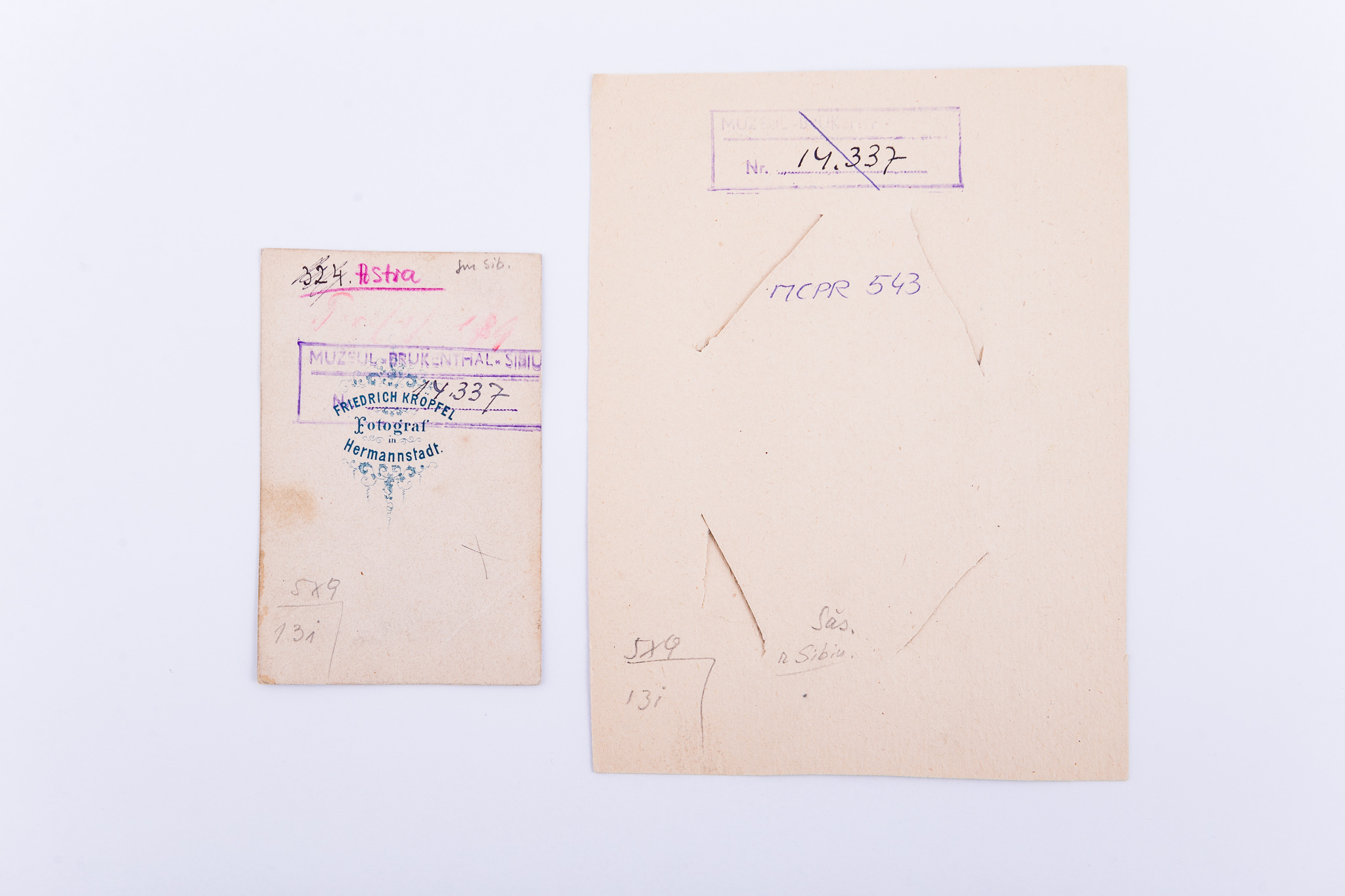 R: Bărbat în costum popular. Fotografie de exterior, într-un atelier improvizat, cu elemente de recuzită (scaun). Este realizată pe hârtie albuminată lipită pe carton, format Carte de Visite. Pe carton, sub imagine, apare numele atelierului fotogarfic și localitatea în care activează: "Friedrich Kröpfel in Hermannstadt". V: Pe verso marca atelierului fotografic și text în limba germană: "Friedrich Kröpfel Fotograf in Hermannstadt", ștampilă incomplet vizibilă "Muzeul "Brukenthal" Sibiu / Nr. 14337" (cifră scrisă cu cerneală și tăiată); însemnare manuscrisă cu creioul roșu "324 Astra".