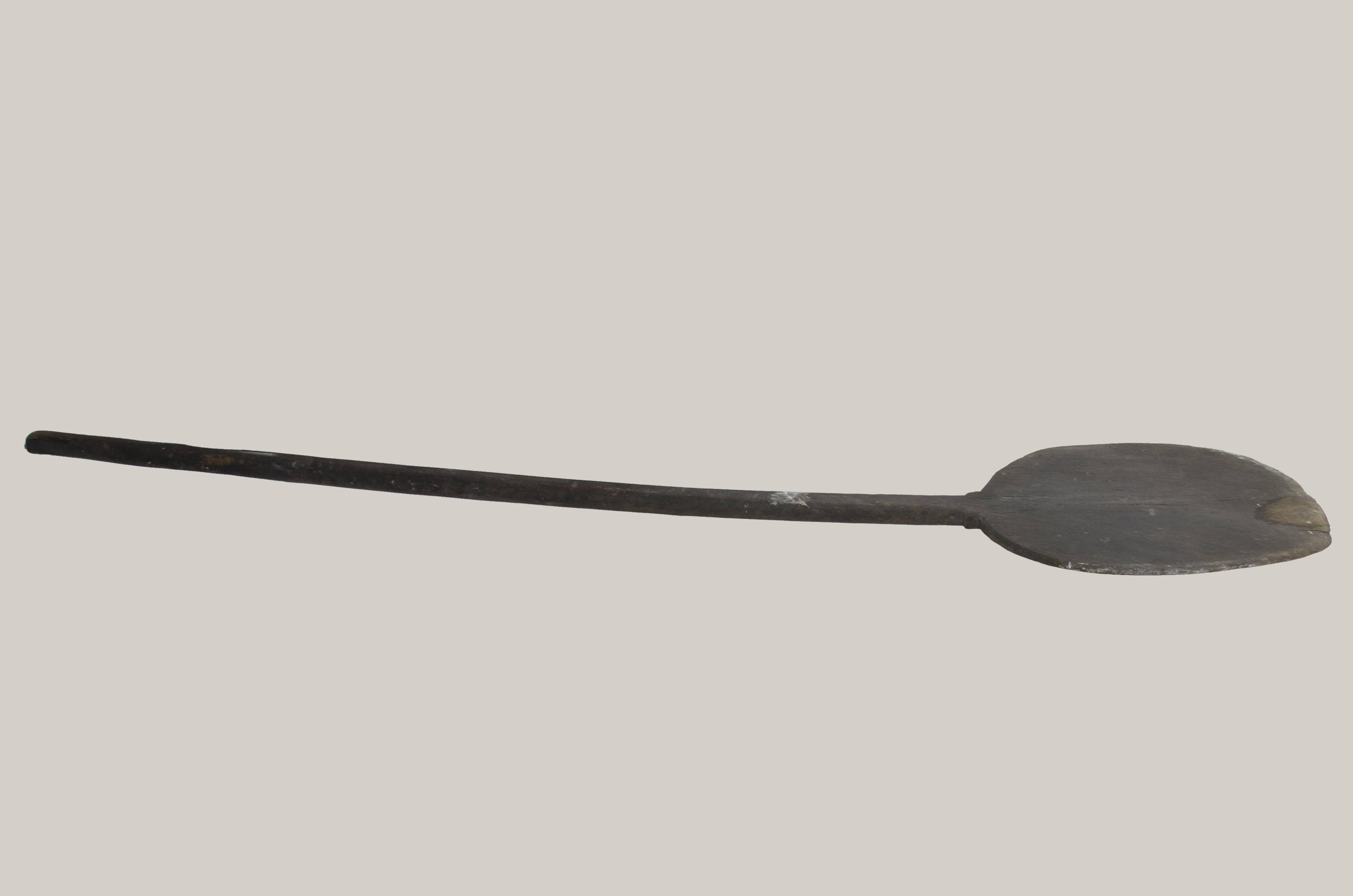 Obiect realizat dintr-o singură bucată de lemn, sub forma unei palete, fără decorațiuni. Lopata a fost folosită pentru băgarea pâinii în cuptor. Cromatică: maro deschis (culoarea naturală a lemnului). Obiectul nu este decorat.