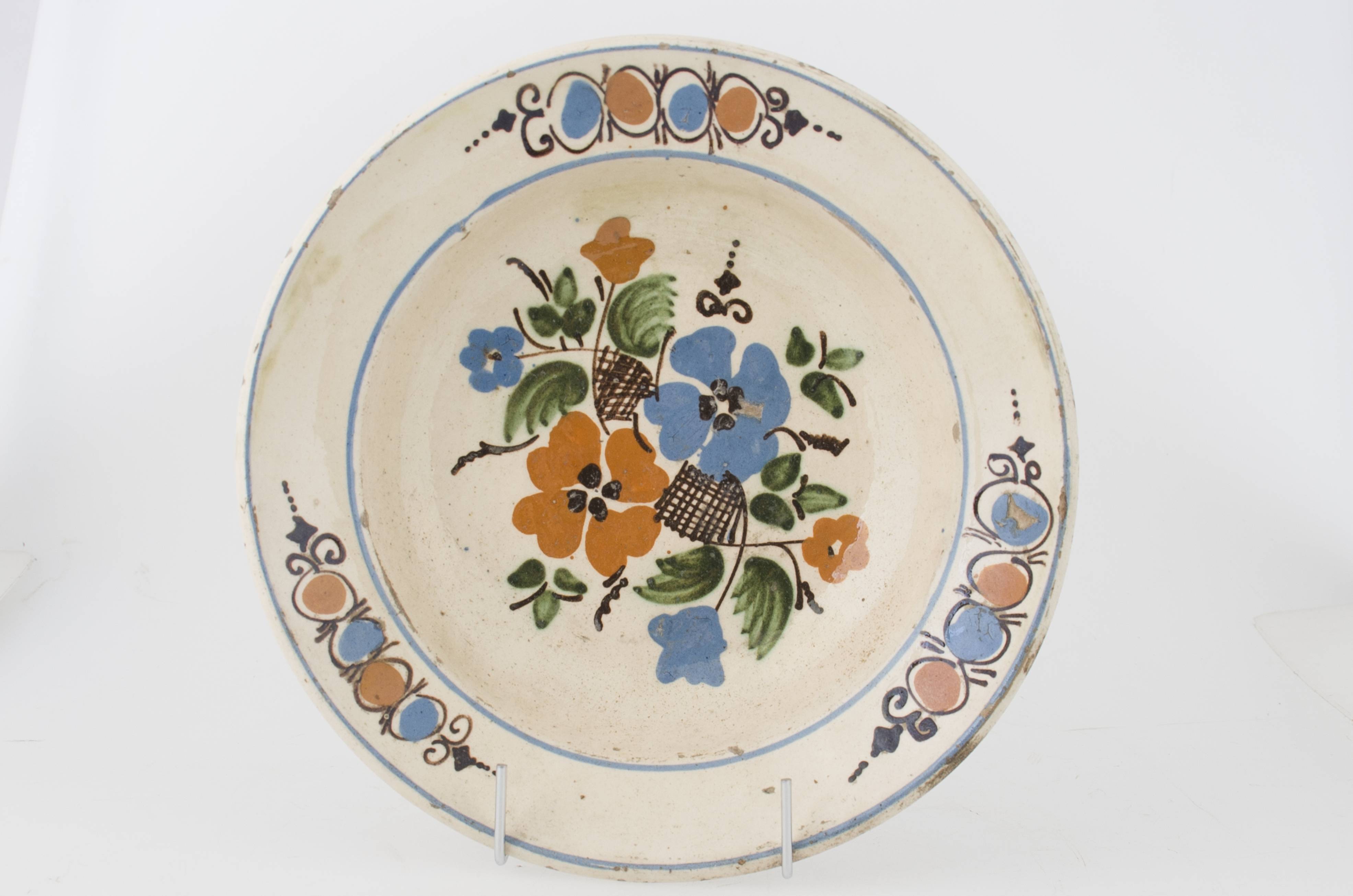 Farfuria este lucrată la roată, prezintă marginea evazată în plan orizontal fiind smălțuit în interior. Pe suprafața interioară a vasului se identifică registre decorative floral-vegetale dispuse pe fundul vasului și pe marginea interioară. Registrele sunt delimitate de două cercuri realizate prin pictare și dispuse pe buza vasului și spre interiorul acestuia. Cromatică: fond: alb; motive: roșu; albastru; verde; brun; maro.
