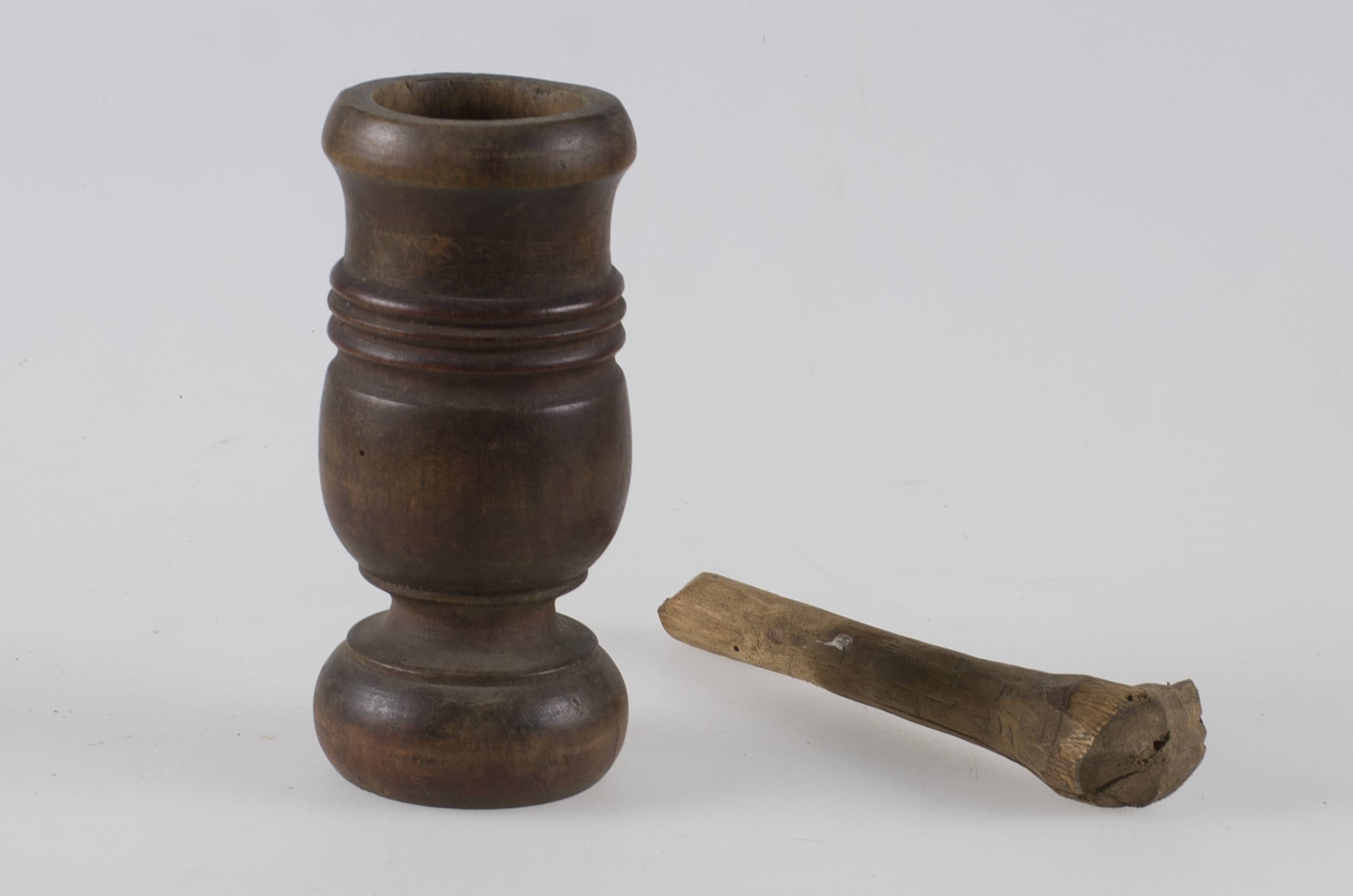 Obiectul are forma aproximativ cilindrică, fiind alcătuit din două părți: mojarul și pistilul. Mojarul este scobită în interior și are elemente decorative executate la strung. Pistilul este dintr-o bucată de lemn cu capătul mai gros în partea inferioară. Pipernița a fost folosită pentru pisarea piperului, ardeiului etc. Cromatică: maro închis.