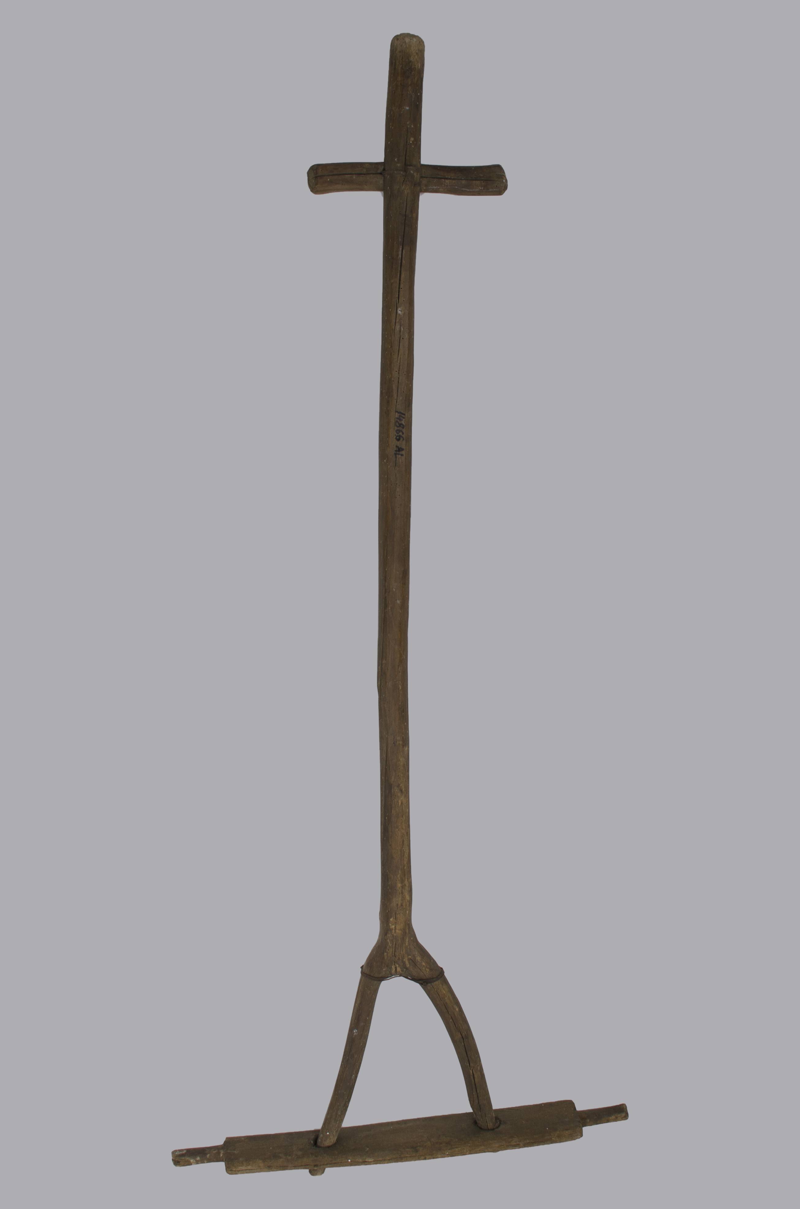 Unealtă pe care se deapănă tortul de pe fus sau de pe ghem, pentru a-l face ghem. Obiectul este un băț care la un capăt este prevăzută cu două coarne iar la 15 cm de capătul opus are un element din lemn de formă dreptunghiulară, prins în cuie. Cromatică: culoarea patinată a lemnului.