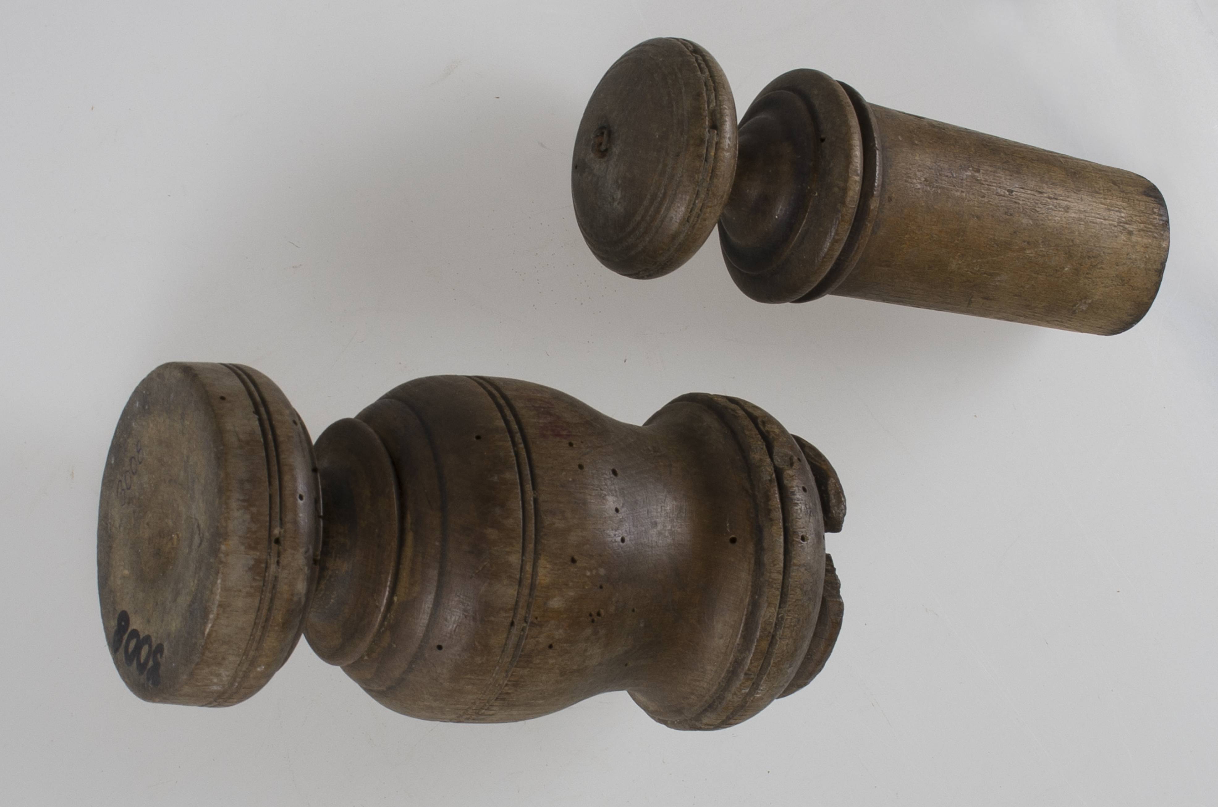 Obiectul are forma aproximativ cilindrică, fiind alcătuit din două părți: mojarul și pistilul. Mojarul este scobit în interior și are elemente decorative executate la strung. Pistilul este dintr-o bucată de lemn cu capătul mai gros. Pipernița a fost folosită pentru pisarea piperului, ardeiului etc. Cromatică: culoarea patinată a lemnului.