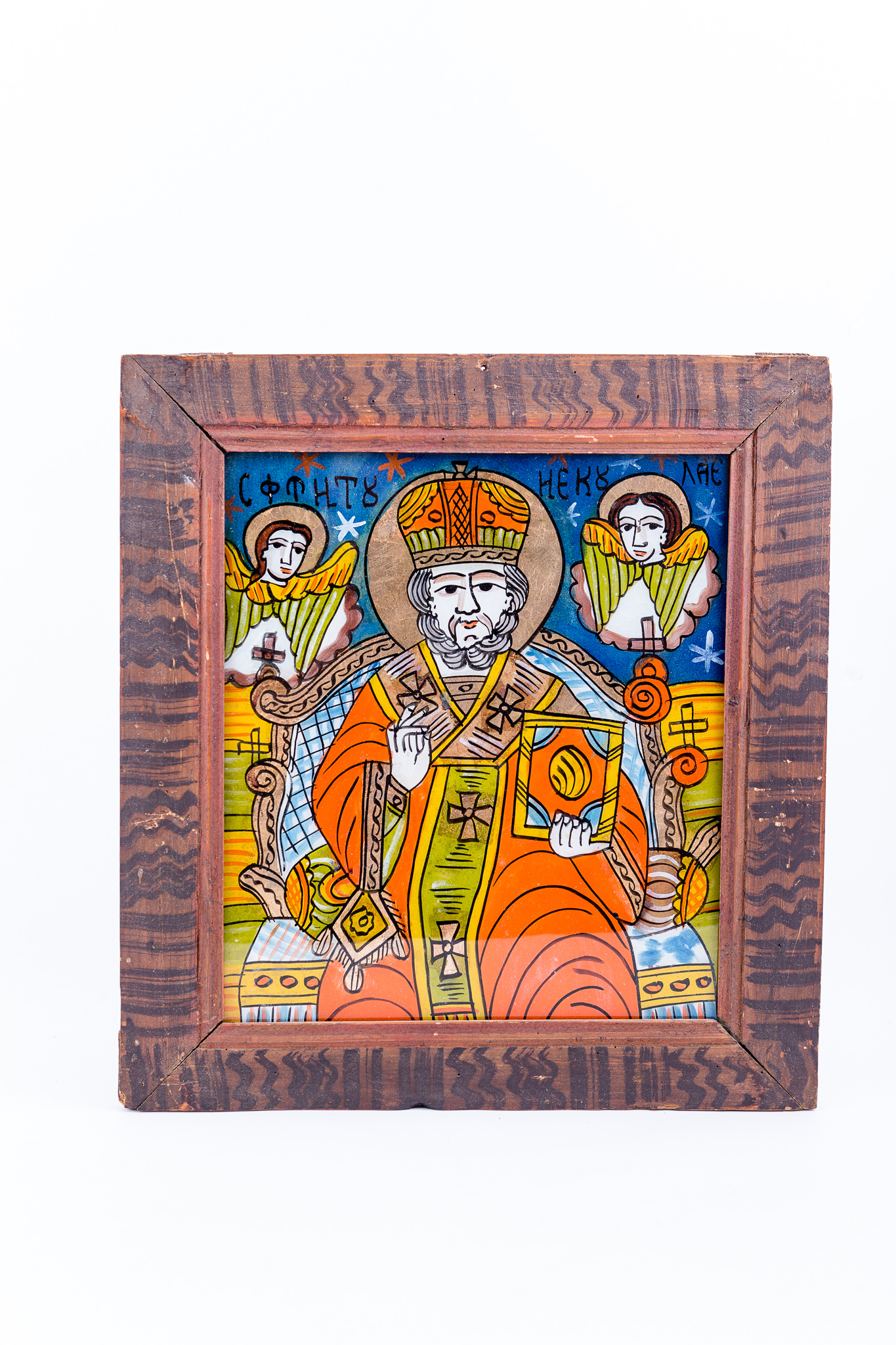 Sfântul Mare Ierarh Nicolae, făcător de minuni, îmbrăcat în veșminte liturgice, de ierarh, sacos roșu-vermillon, epitrahil-patrafir verde absint-avocado, cu patru cruci. Așezat pe un tron de arhiereu, ține în mâna stângă Sfânta Evanghelie și cu dreapta Binecuvântează. Este unul dintre cei mai populari și iubiți sfinți, ocrotitor al caselor, familiilor și copiilor. Are barbă lungă, albă și mithră arhierească și aureolă. Fondul este albastru senin, în registrul superior. Lângă tronul arhieresc, în stânga și în dreapta, este câte un serafim în mijlocul unui nor alb, o mandorlă mică. Atmosfera este senină, de bucurie. În registrul inferior, pardoseala este galbenă și portocalie, trimițând gândul la bogăția primită. Cromatica: galben-chihlimbar, ocru, verde-avocado, albastru ceruleum, bleu-ciel, maro, brun-cafeniu, roșu vermillon, alb. Inscripția în chirilică se traduce Sfântul Nicolae. Icoana este de Țara Oltului.