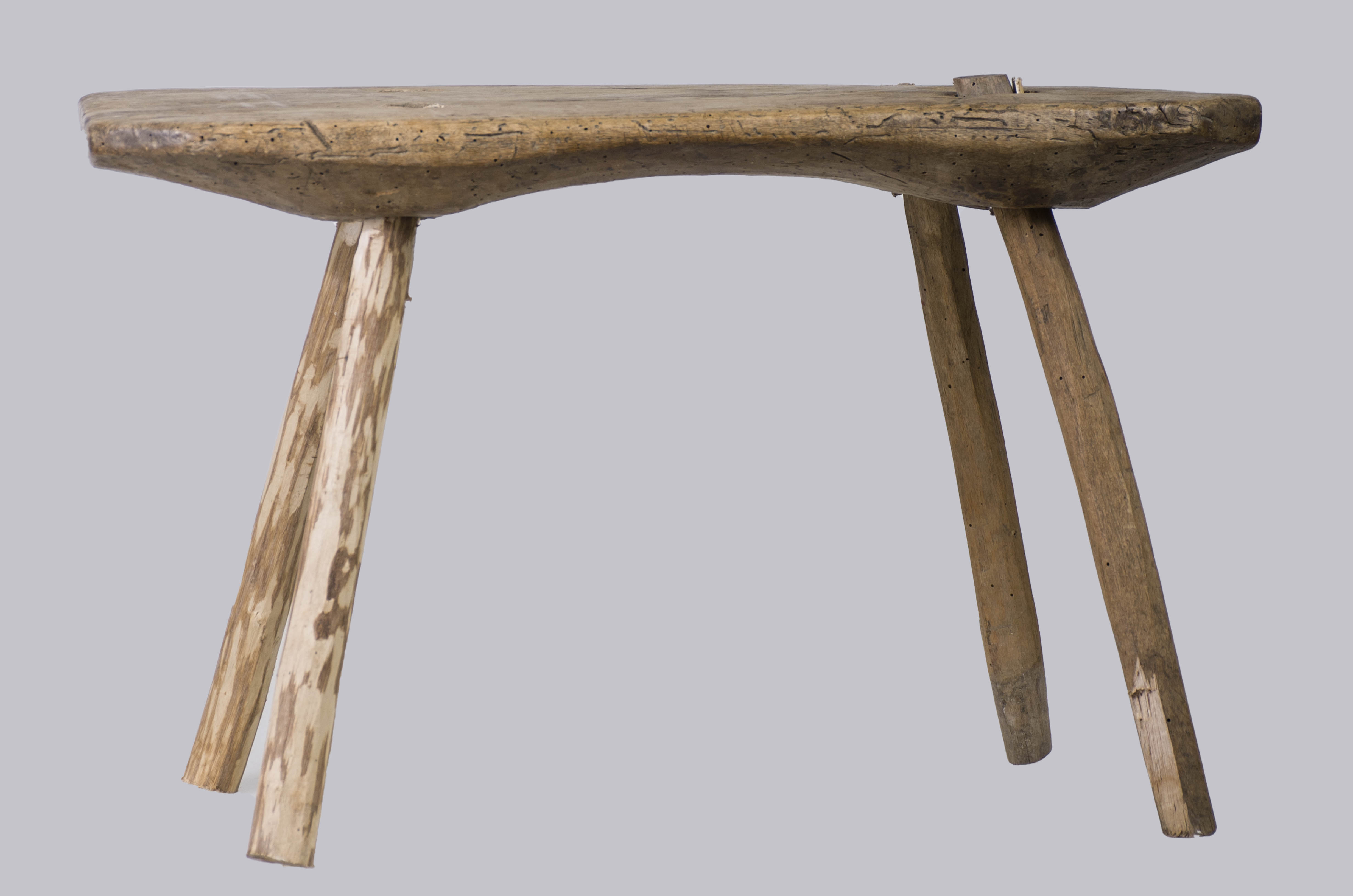 Piesă de mobilier este realizată dintr-o bucată de lemn/scândură cu marginile rotunjite și prevăzută cu patru orificii în care sunt introduse patru cuie de lemn cu secțiunea circulară. Cromatică: culoarea patinată a lemnului.