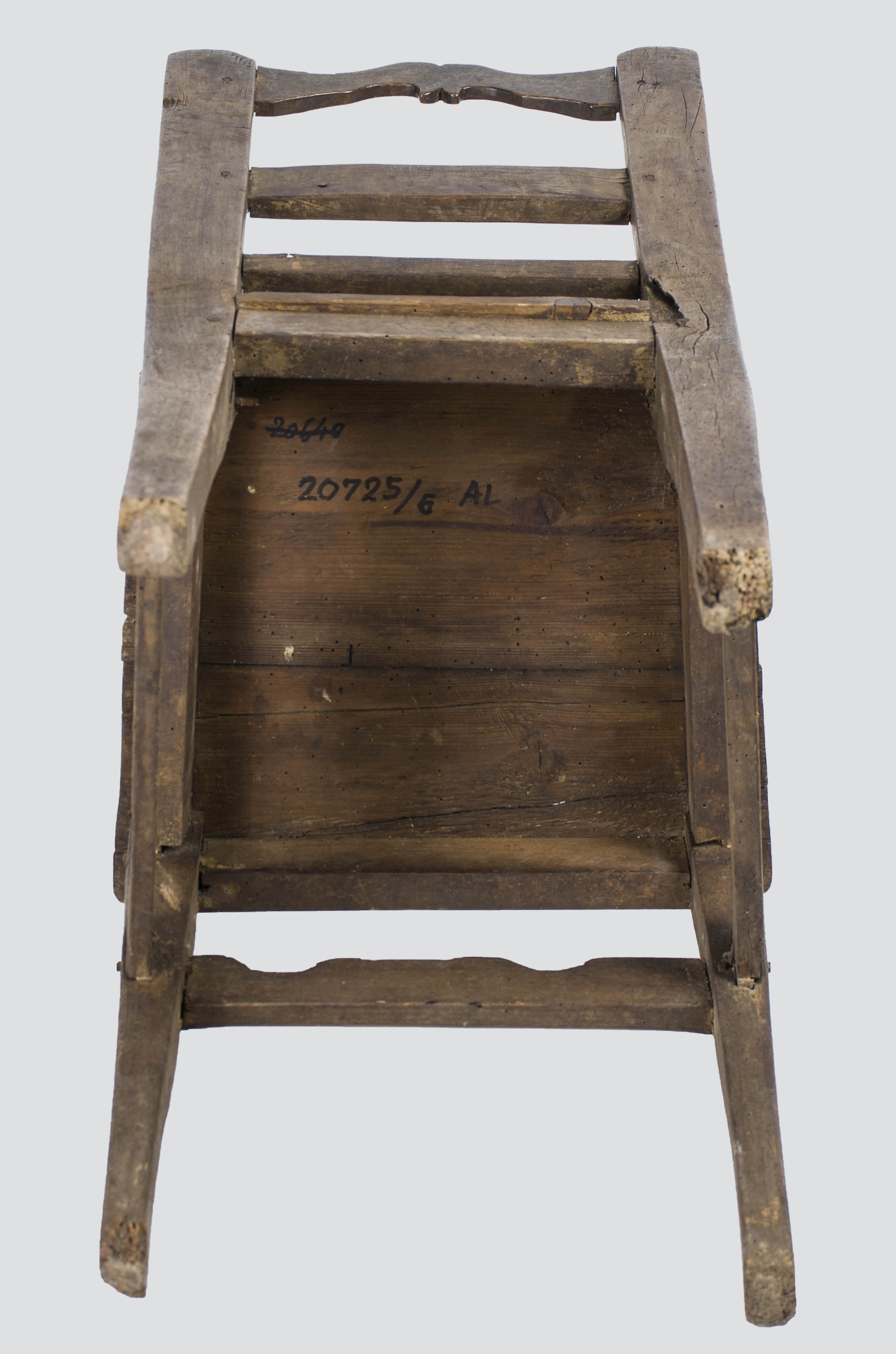 Piesa de mobilier reprezintă un scaun cu patru picioare, fixate între ele prin trei traverse decorate prin traforare. Șezutul este de formă trapezoidală, compus din două scânduri, ranforsate dedesubt cu patru traverse. Spătarul este format prin prelungirea picioarelor din spate, unite în partea superioară cu trei traverse, cea superioară decorată prin traforare și crestături la extremități, dispuse liniar. Decorul este realizat prin traforare și se observă la picioarele din față. Picioarele sunt fixate cu nituri de lemn, iar șezutul cu cuie metalice. Cromatica: culoarea patinată a lemnului.