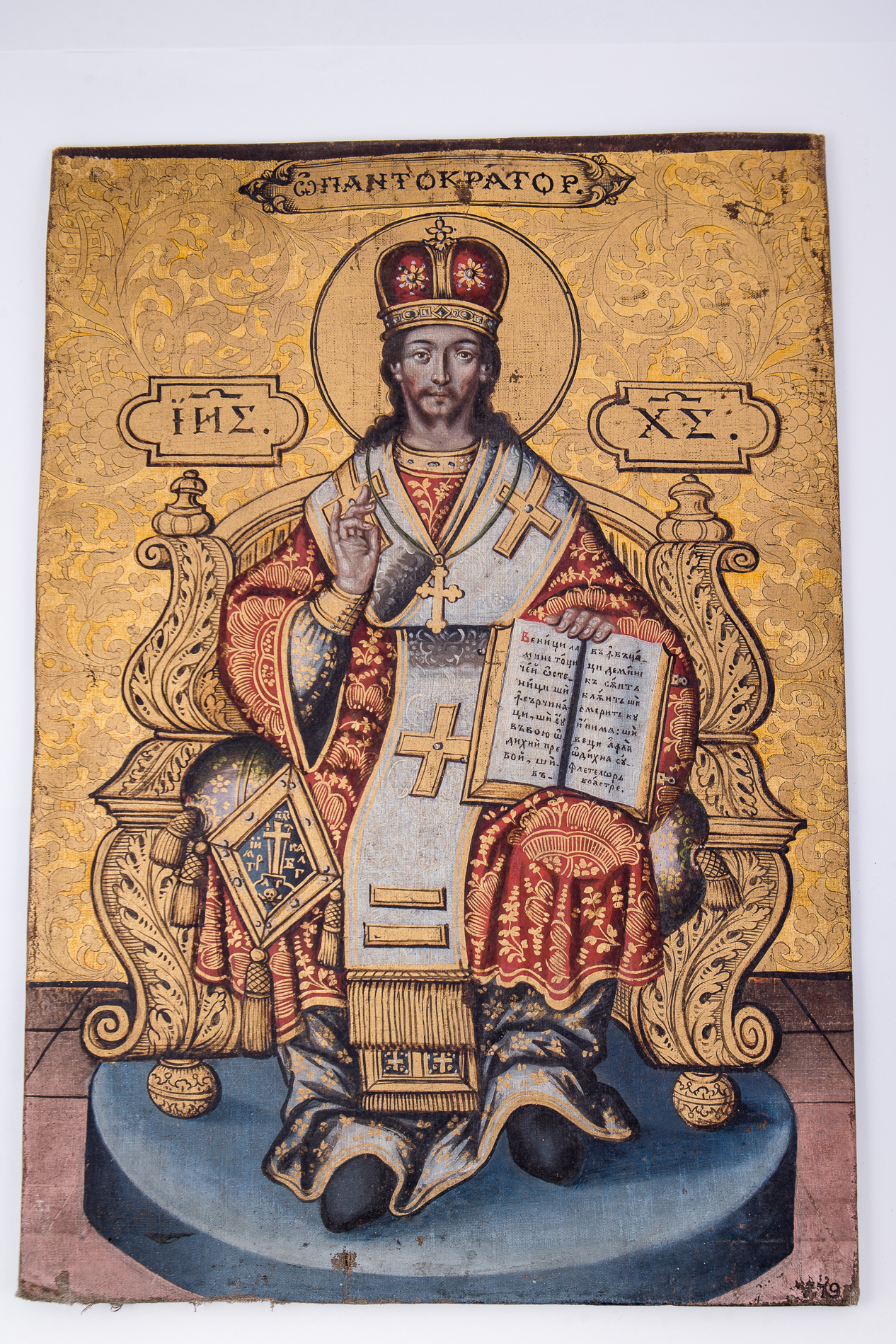 Mântuitorul Iisus Hristos Pantocrator este tematica iconografică pictată, de obicei, pe bolta bisericii. Pantocrator înseamnă Atotțiitor, AtotStăpânitor. De aceea este și pictat pe locul cel mai înalt al unei biserici, binecuvântând de sus toată lumea care intră în sălașul sfânt de rugăciune. Iisus Hristos este înveșmântat într-o tunică-sacos orange cu galben și brun în interior, cu mithră și aureolă, în veșminte liturgice arhierești. Tronul este auriu complet. În mâna stângă ține Sfânta Evanghelie închisă. Cu mâna dreaptă binecuvintează. Fondul superior este auriu, plin de lumină. În registrul inferior, este postamentul tronului împărătesc de culoare albastră, sugerând culoarea Cerurilor. Cromatica este armonioasă, vie: orange, galben, albastru ceruleum, albastru ceruleum -gri, , alb, negru. Inscripția din româno-chirilică se traduce IC XC Iisus Hristos Pantocrator.