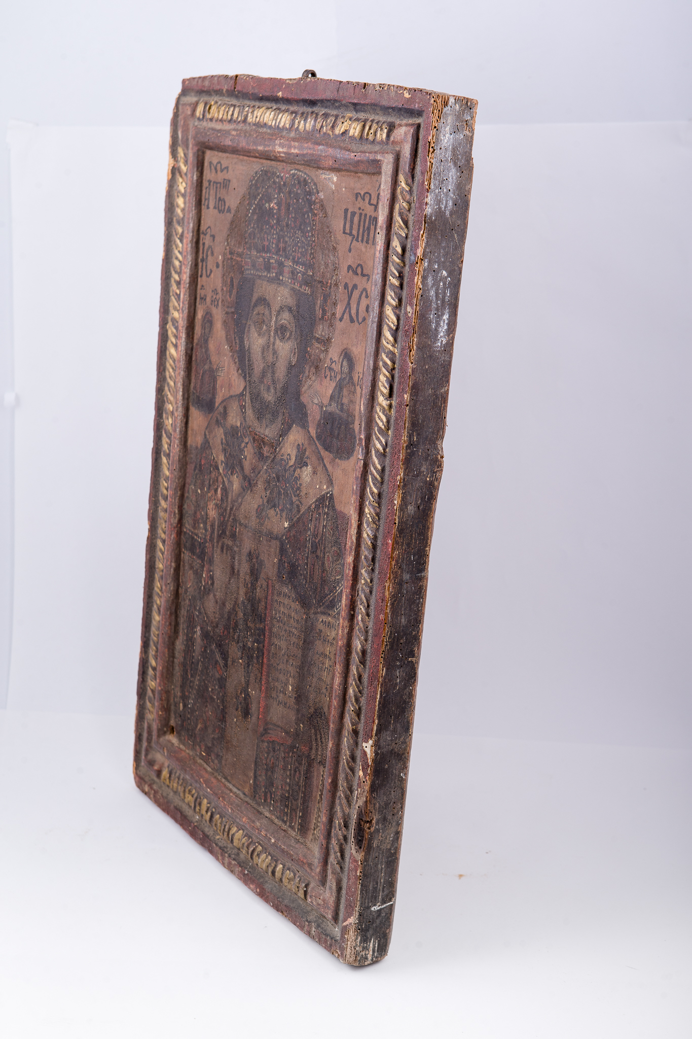Deisis este o tematică fundamentală din iconografia bizantină, reprezentându-L pe Domnul Iisus Hristos în ipostasul de Mare Judecător, fiind Împărat, având în dreapta pe Maica Domnului și în stânga pe Sfântul Ioan Botezătorul și Înaintemergătorul Domnului. Această tematică este nucleul Judecății de Apoi. Iisus Hristos este înveșmântat în veșminte sacos și omofor roșii-aurii, cu aureolă. Veșmintele au imprimeuri și broderii prețioase. Crucile de pe epitrahilul auriu-bronziu sunt bogat ornamentate cu elemente florale-bizantine. Are în mâna stângă Sfânta Evanghelie deschisă și cu mâna dreaptă binecuvântează. În registrul superior îndepărtat este fondul brun-bronziu închis și Maica Domnului în semiprofil, în dreapta Mântuitorului și Sfântul Ioan Botezătorul și Înaintemergătorul Mântuitorului Iisus Hristos, în partea stângă tronului Mântuitorului Iisus Hristos. Tronul împărătesc este roșu stacojiu, spre acajou. Cromatica este armonioasă: roșu stacojiu, acajou, auriu, bronziu, cafeniu, brun, ocru, bej, negru. Inscripția din româno-chirilică se traduce IC XC Iisus Hristos.