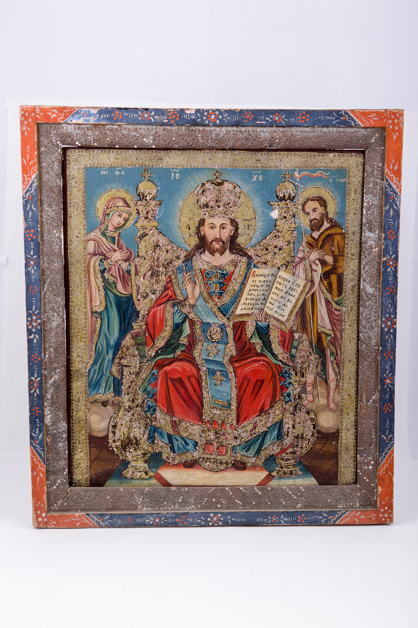 Deisis este o tematică fundamentală din iconografia bizantină, reprezentându-L pe Domnul Iisus Hristos în ipostasul de Mare Judecător, fiind Împărat, având în dreapta pe Maica Domnului și în stânga pe Sfântul Ioan Botezătorul și Înaintemergătorul Domnului. Această tematică este nucleul Judecății de Apoi. Iisus Hristos este înveșmântat în veșminte arhirești liturgice roșii și albastre, cu epitrahil albastru cu bordură brodată aurie, cu mithră și aureolă. Are în mâna Sfânta Evanghelie deschisă și binecuvântează. În registrul superior îndepărtat este fondul albastru bleu-ciel și Maica Domnului Împărăteasă, în dreapta Mântuitorului și Sfântul Ioan Botezătorul, în stânga tronului. Maica Domnului este înveșmântată în sacos albastru cu omofor roșu, iar Sfântul Ioan Botezătorul este îmbrăcat în brun și maro-cafeniu, culorile pocăinței și monahismului. Tronul Lui Dumnezeu Mare Judecător este bogat-ornamentat, cu detalii de arhitectură bisericească, reprezentând Împărăția Cerurilor. Stă cu picioarele pe o treaptă acoperită cu un covoraș de îngenunchere. Cromatica este armonioasă: roșu sângeriu, albastru bleu-ciel, roșu rozaliu, cafeniu, brun, ocru, bej, negru. Inscripția din româno-chirilică se traduce IC XC Iisus Hristos MP Maica Domnului Sf Ioan. Rama icoanei are colțurile pictate cu roșu și ancadramentul este albastru cobalt cu elemente florale roșii.