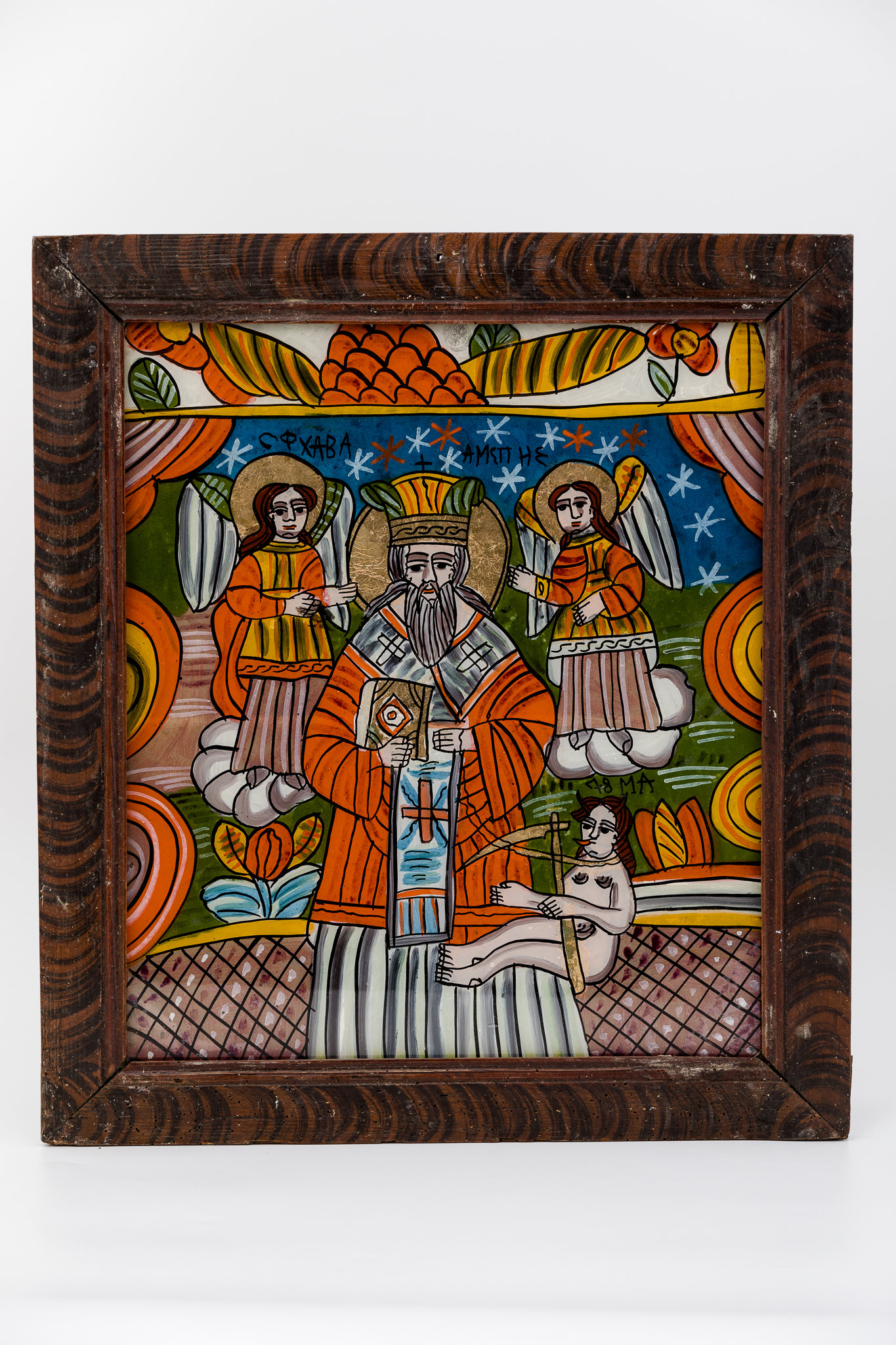 Sfântul Mare Mucenic Haralambie, făcător-de-minuni și vindecător de boli, este cel mai bătrân mucenic din cei prăznuiți de creștini. Este cunoscut ca și făcător-de-minuni, vindecător de boli și ocrotitor al caselor familiilor creștine. Central este pictat Sfântul, îmbrăcat cu veșminte liturgice, arhierești, cu sacos, felon, epitrahil, aureolă, pictate cu roșu vermillon-alb-gri dungat. Epitrahilul este albastru, cu patru cruci orange-negre. Cu mâna dreaptă ține Sfânta Evanghelie închisă și cu mâna stângă ține în lanț ciuma. Ciuma, reprezentată antropomorfic, având trup de femeie cu secera morții în mână, simbolizează boala incurabilă și moartea, păcatul, patima, aducătoare de moartea duhovnicească. În registrul superior, sunt Sfinții Arhangheli Mihail și Gavriil, care așează cununa de mucenicie și sfințenie pe capul Sfântului Haralambie. Cele două plante cu flori uriașe subliniază într-un mod stilizat prezența Sfinților Arhangheli Mihail și Gavriil. Sfântul Haralambie are barba lungă și mithră arhiepiscopală galben-verde. Fondul icoanei este cerul albastru bleu-ciel-ceruleum în registrul superior și un câmp verde galben-chihlimbar și un spațiu înalt de caroiaj negru pe roz-trandafiriu, în registrul inferior. Cromatica este frumoasă și armonioasă: roșu vermillon-roz-corai, albastru ceruleum și bleu-ciel, galben-chihlimbar-muștar, verde văratic și smarald, orange, alb, negru. Inscripția din româno-chirilică e traduce Sf Haralambie ciuma. Icoana este din Țara Oltului, Șcheii Brașovului.