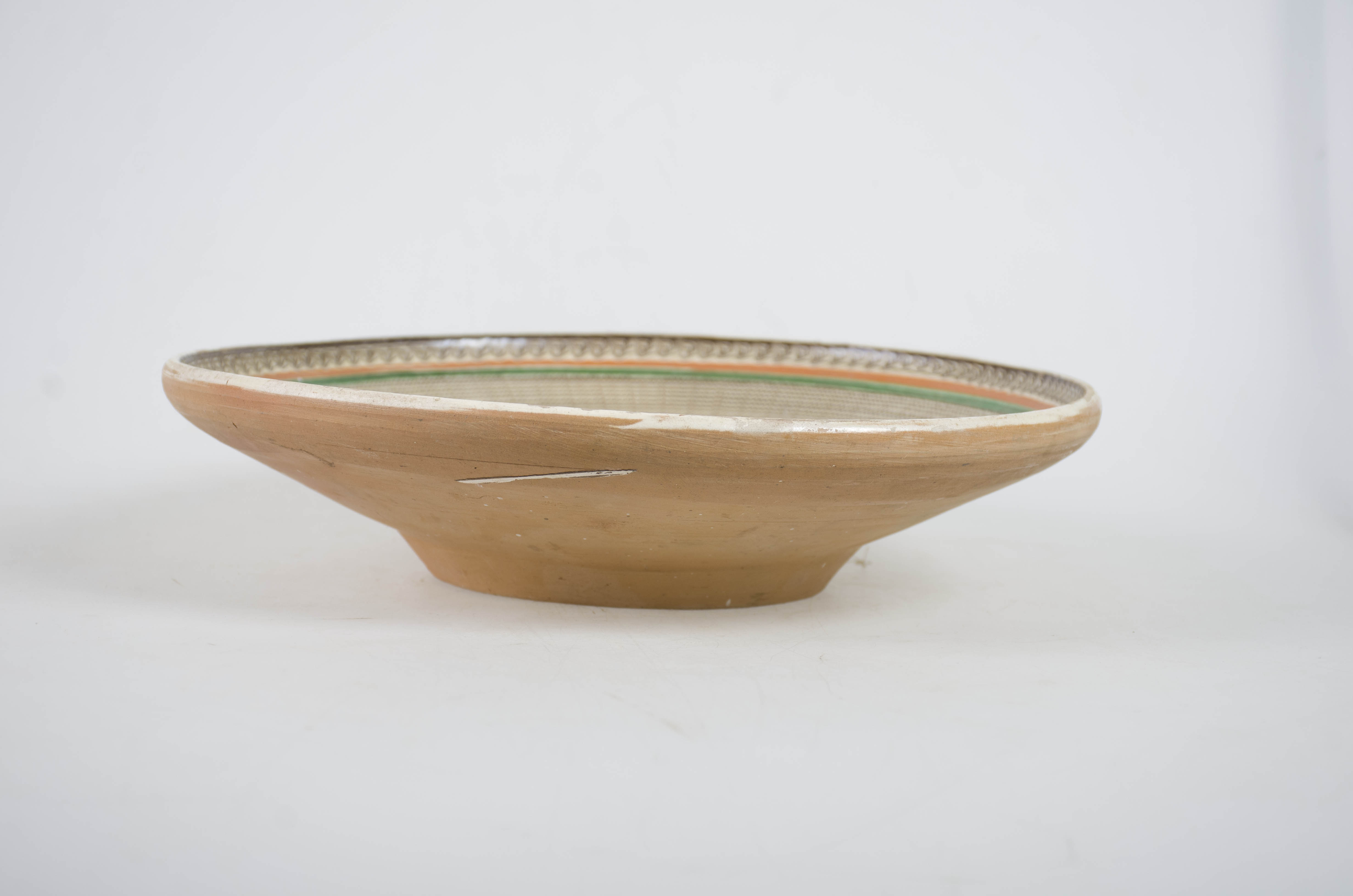 Vas ceramic de formă tronconică. Baza puțin adâncă din care pornesc pereții arcuiți spre exterior având pereții întinși și buza rotunjită. Ornament în două registre: pe fundul farfuriei o stea în opt colțuri având în fiecare vârf câte un "boboc". Delimitarea dintre bază și pereți s-a făcut printr-o porțiune jirăvită. Pereții ornamentați cu spirale și "altițe" cu linii ondulate (trei spirale și trei altițe). Marginea are o dungă jirăvită. Pe fundul vasului apare numele meșterului și localitatea "Ogrezeanu Stelian - Hurez, Valcea, Romania". Cromatică: fond: maro închis; motive: maro-roșcat, verde, alb. Smălțuit în interior.
