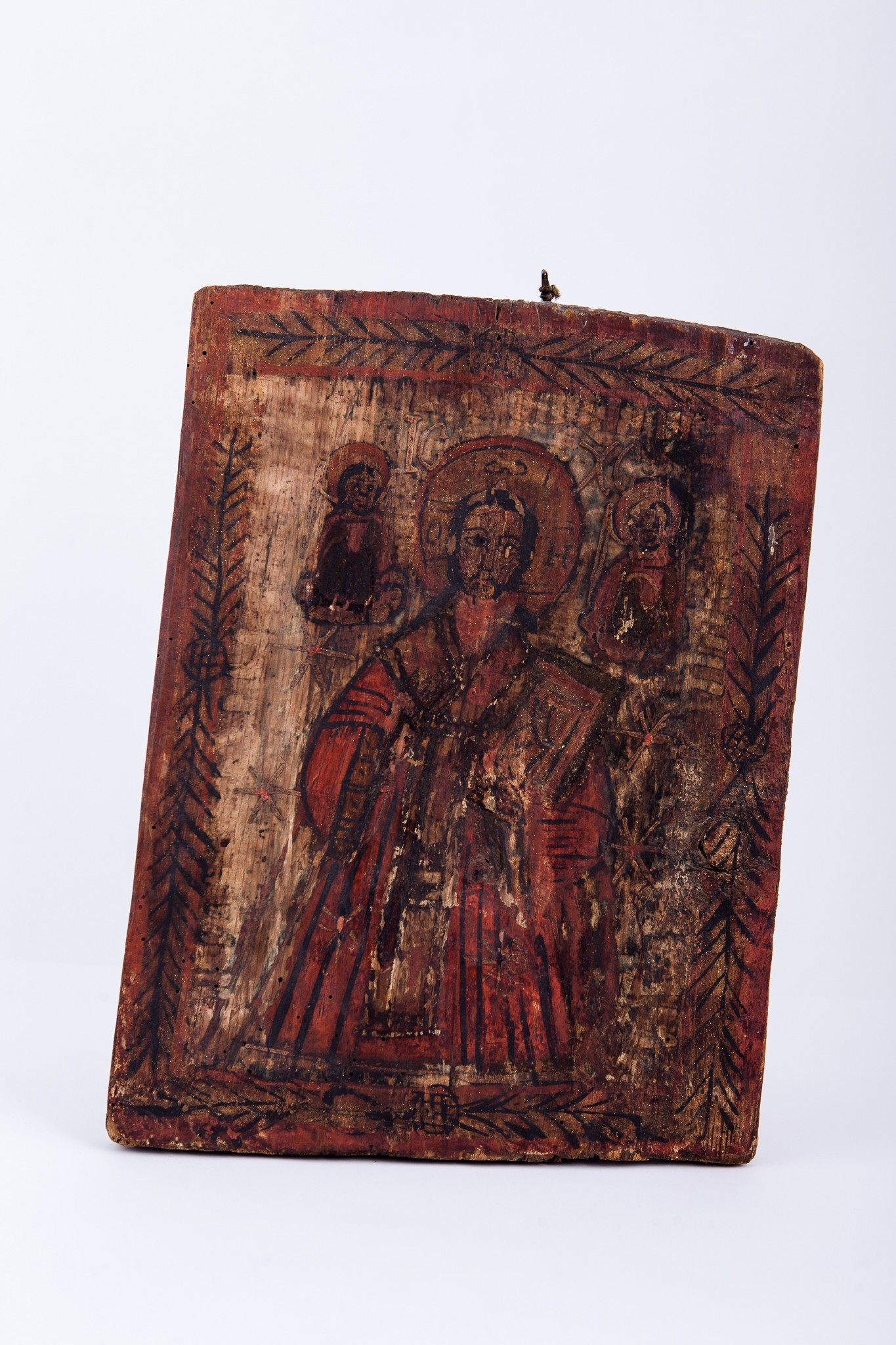 Deisis este o tematică fundamentală din iconografia bizantină, reprezentându-L pe Domnul Iisus Hristos în ipostasul de Mare Judecător, fiind Împărat, având în stânga pe Maica Domnului și în dreapta pe Sfântul Ioan Botezătorul și Înaintemergătorul Domnului. Această tematică este nucleul Judecății De Apoi. Iisus Hristos este înveșmântat în veșminte arhirești liturgice roșii, brun-cafenii, cu bordură galbenă și cu epitrahil bej, cu mithră și aureolă. Are în mâna Sfânta Evanghelie închisă și binecuvântează. În registrul superior îndepărtat este fondul auriu și Maica Domnului Împărăteasă, în dreapta Mântuitorului și Sfântul Ioan Botezătorul, în stânga tronului. Cromatica este armonioasă: roșu, galben, auiu, cafeniu, brun, bej, alb, negru. Inscripția din româno-chirilică se traduce IC XC Iisus Hristos MP Maica Domnului Sf Ioan.