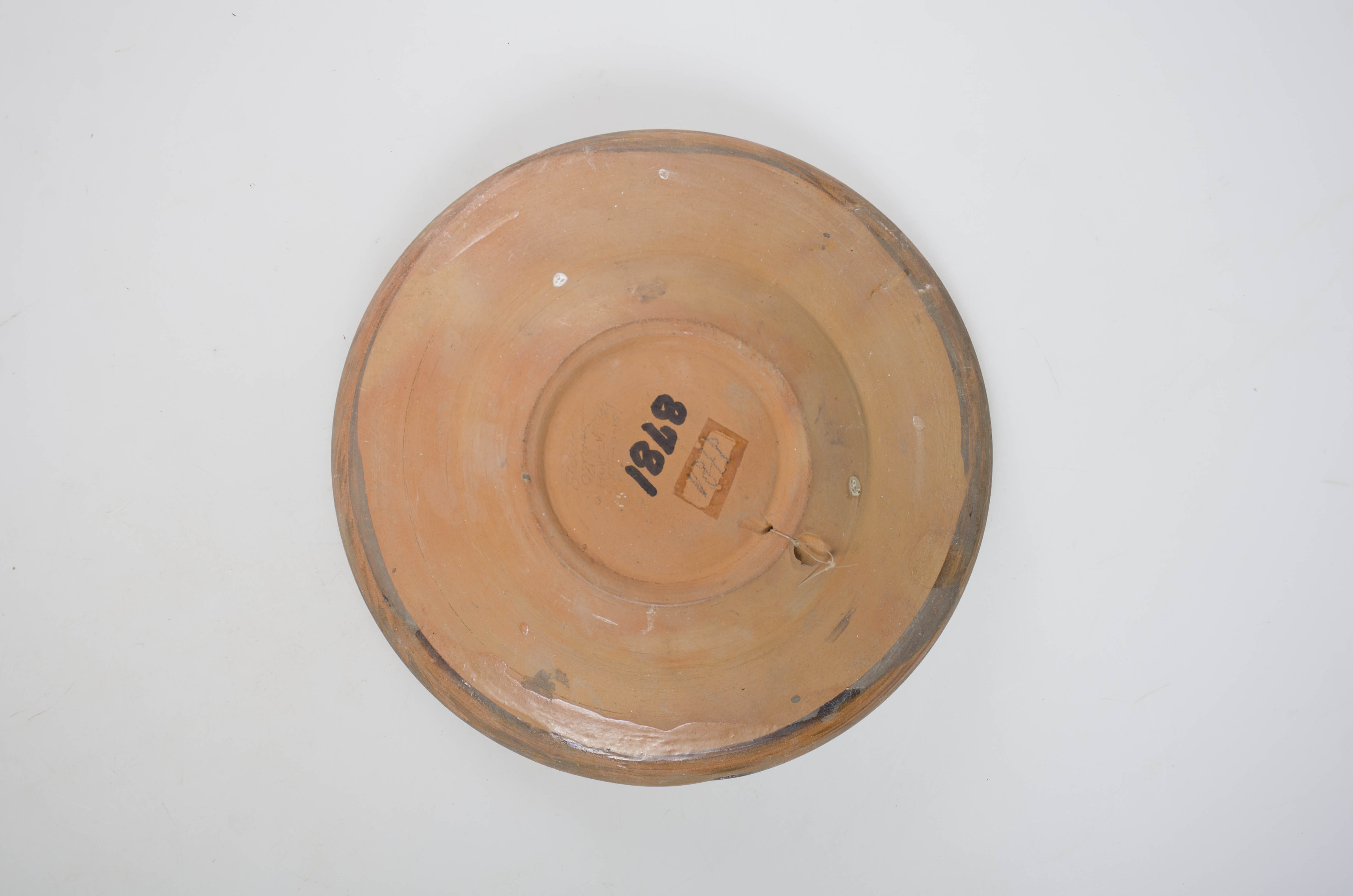 Vas ceramic de formă tronconică. Pereții pornesc din fundul plat al vasului cu marginile puțin arcuite spre exterior, buza rotunjită; ornamentul realizat cu gaița și cu cornul este dispus pe toată suprafața vasului; pe fundul vasului o "rozeta" jirăvită încadrată într-o linie șerpuită; pereții ornamentați în aceiași tehnică dar cu cornul. Pe fundul vasului apare numele meșterului și localitatea "Ogrezeanu Stelian - Hurez, Valcea, Romania". Cromatică: maro inchis, maro-roscat, alb, verde. Smălțuit în interior.