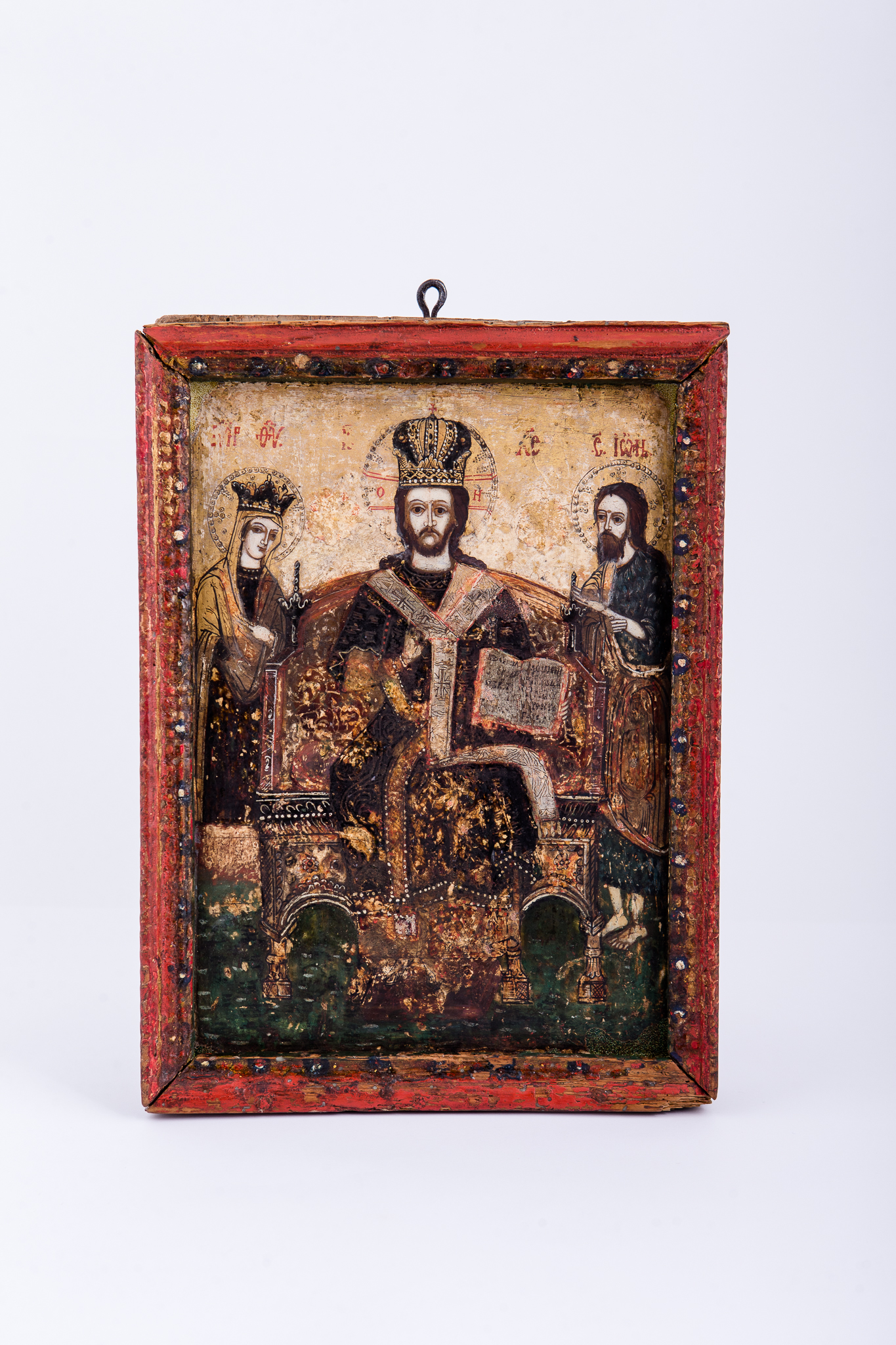 Deisis este o tematică fundamentală din iconografia bizantină, reprezentându-L pe Domnul Iisus Hristos în ipostasul de Mare Judecător, fiind Împărat pe Tron, având în stânga pe Maica Domnului și în dreapta pe Sfântul Ioan Botezătorul și Înaintemergătorul Domnului. Această tematică este nucleul Judecății De Apoi. Iisus Hristos este înveșmântat în veșminte arhirești liturgice roșii, brun-cafenii, cu bordură galbenă și cu epitrahil bej, cu mithră și aureolă. Are în mână Sfânta Evanghelie deschisă și binecuvântează. În registrul superior îndepărtat este fondul auriu și Maica Domnului Împărăteasă, în dreapta Mântuitorului și Sfântul Ioan Botezătorul, în stânga tronului. Tronul arhieresc este foarte bogat ornamentat cu decorațiuni geometrice policromatice, negre, cafenii, aurii și roșii. Cromatica este armonioasă: roșu, galben, auiu, cafeniu, brun, bej, alb, negru. Inscripția din româno-chirilică se traduce IC XC Iisus Hristos MP Maica Domnului Sf Ioan. Icoana este încadrată de o ramă dublă policromă - roșu predominând, cu butoni reliefați. Relația roșu-auriu este desosebită!