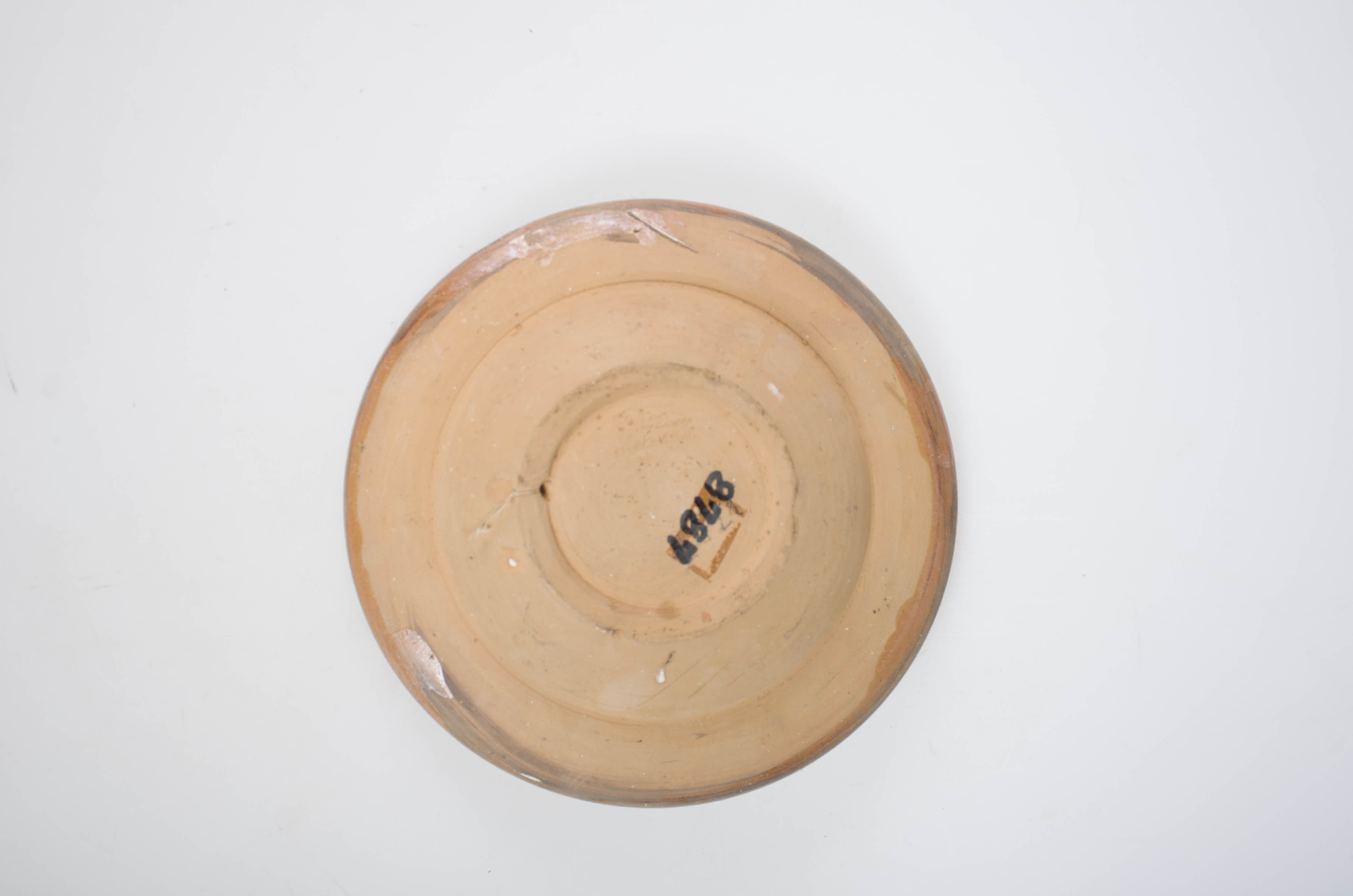 Vas ceramic de formă tronconică, ușor adâncit și smălțuit. Decorații pe întreaga suprafață interioară a vasului în registre concentrice. Pe pereții interiori ai vasului avem o linie ondulată albă ca reprezentare stilizată a șarpelui configurează steliform în jurul decorului central, secondată de o alternanță de buline albe cu cărămiziu și verde. Centrul vasului ilustrează prin jirăvirie o stea dantelată încercuită de o linie. Tot pe peretele interior al vasului, bandă jirăvită cărămizie dispusă circular, mărgintă de două dungi ondulate negre. Marginea farfuriei este subliniată de o dungă verde ondulată încadrată de două linii negre concentrice. Pe fundul vasului apare numele meșterului și localitatea "Ogrezeanu Stelian - Horezu".